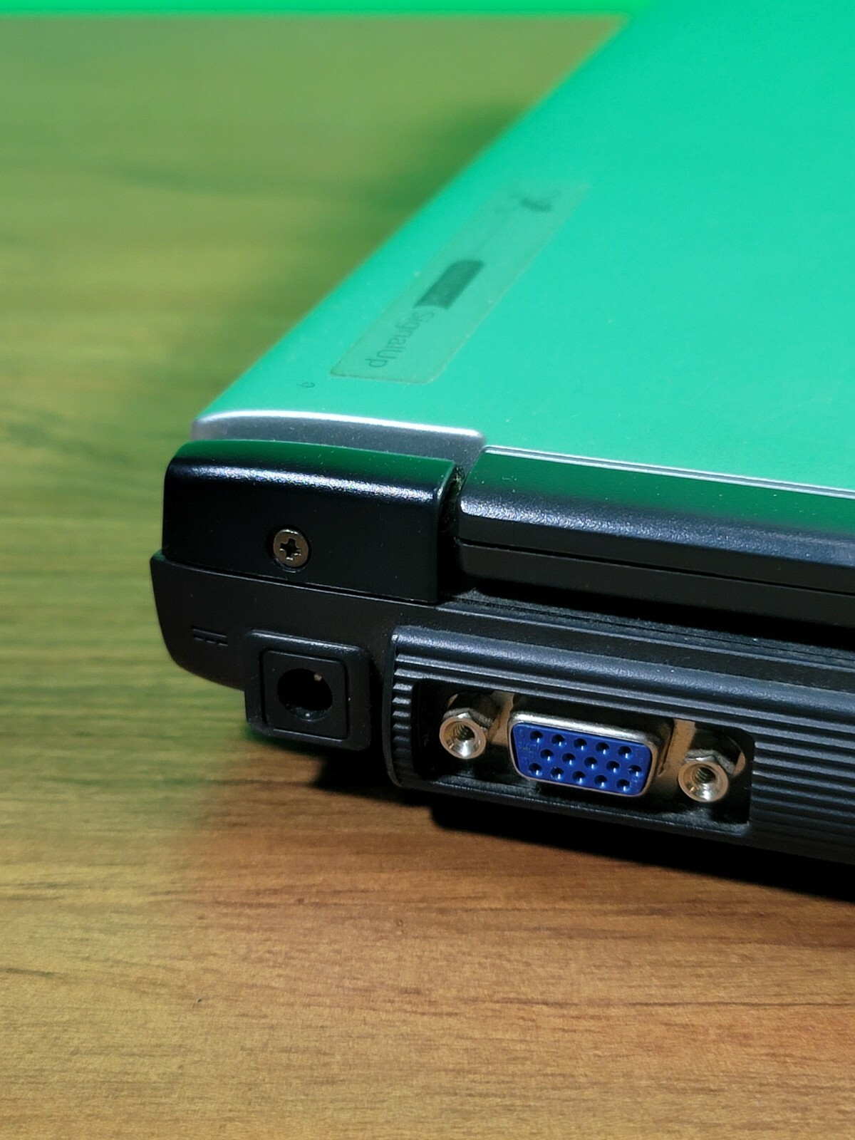 ACER TRAVEL MATE 2300 LAPTOP. WORKS AND POWERS ON GOOD. (SU)