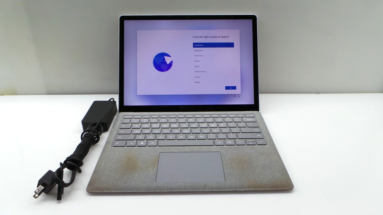 Microsoft Surface Laptop 2 | 13.5″ Touch | i7-8650U 16GB RAM 512GB SSD **READ**