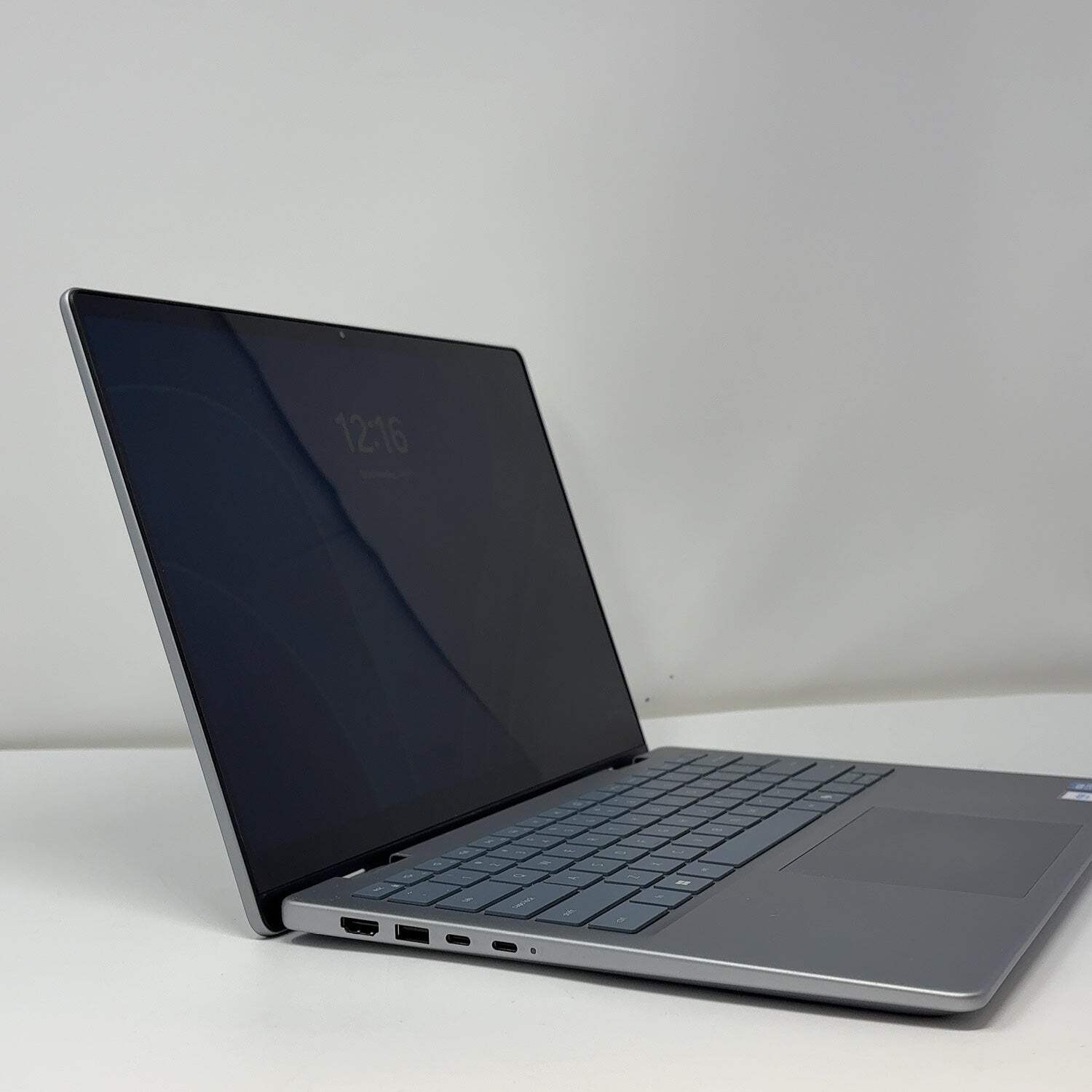 Dell Inspiron 7440 2-IN-1 14″ Core 7 150U 1.8GHz 16GB RAM 1TB SSD