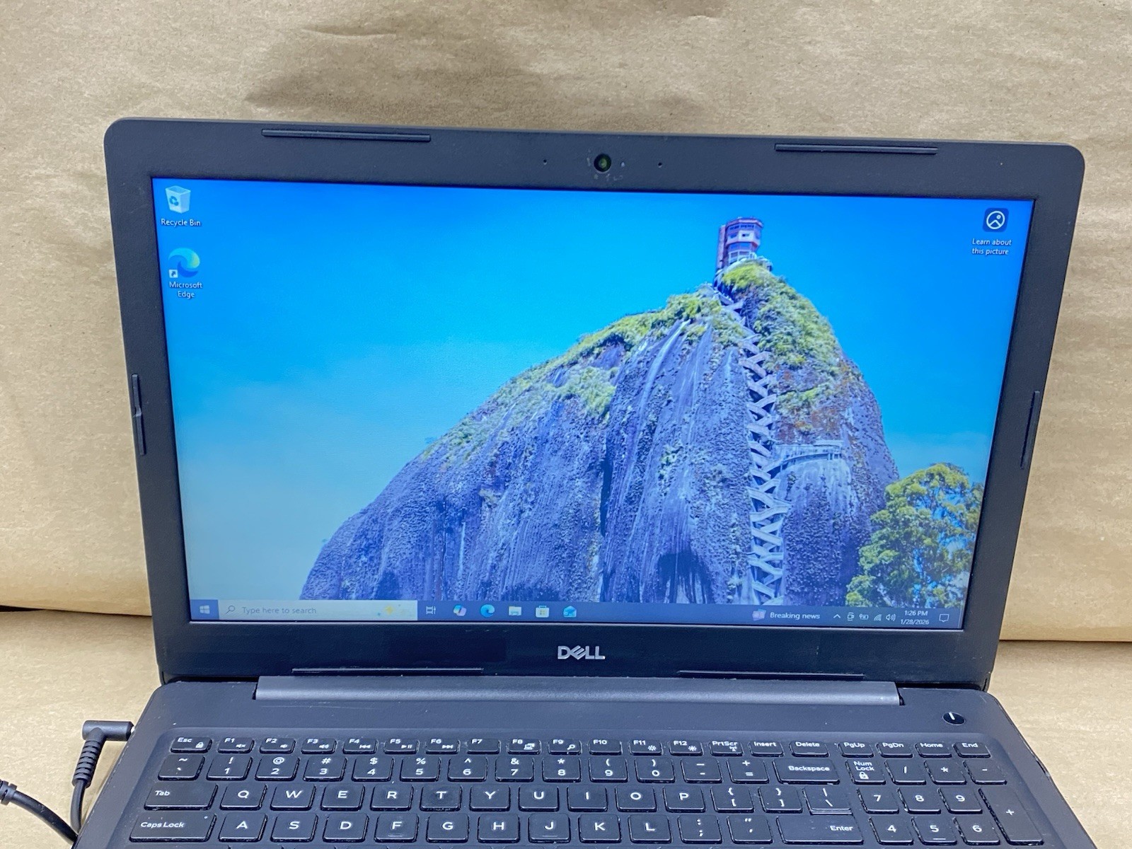 Dell Latitude 3590 – 15.5″ 1366×768 – i3-7130U – 8GB – 128GB SSD – Win 10 READ