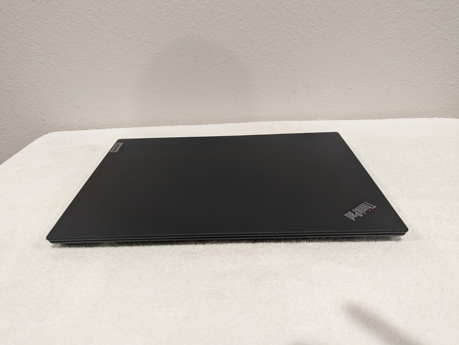 Two Thinkpad T14s gen 2 Chassis & Monitor