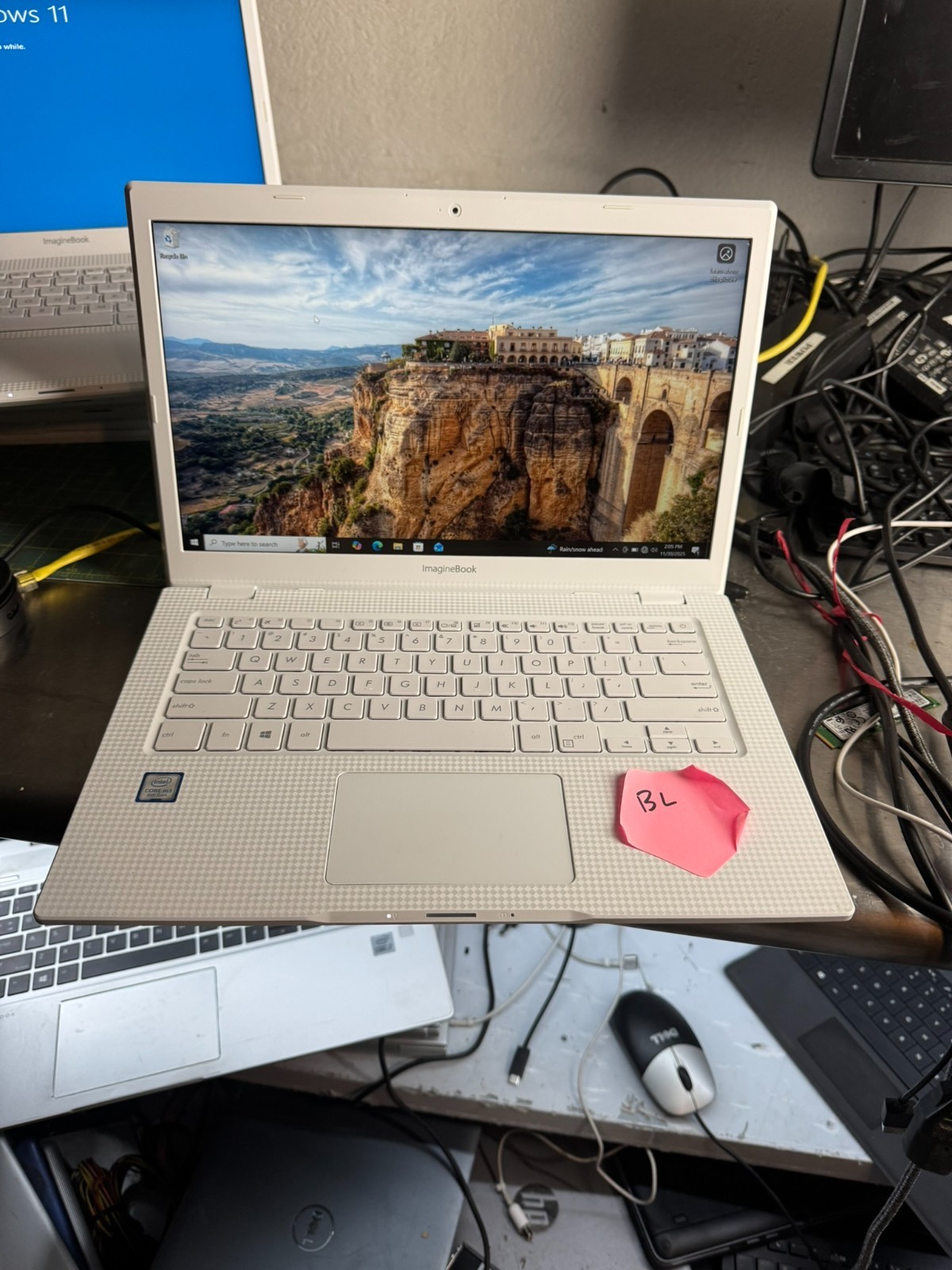 ASUS ImagineBook MJ401TA 14″ m3-8100Y 4GB 128GB SSD Windows 10 Pro Laptop