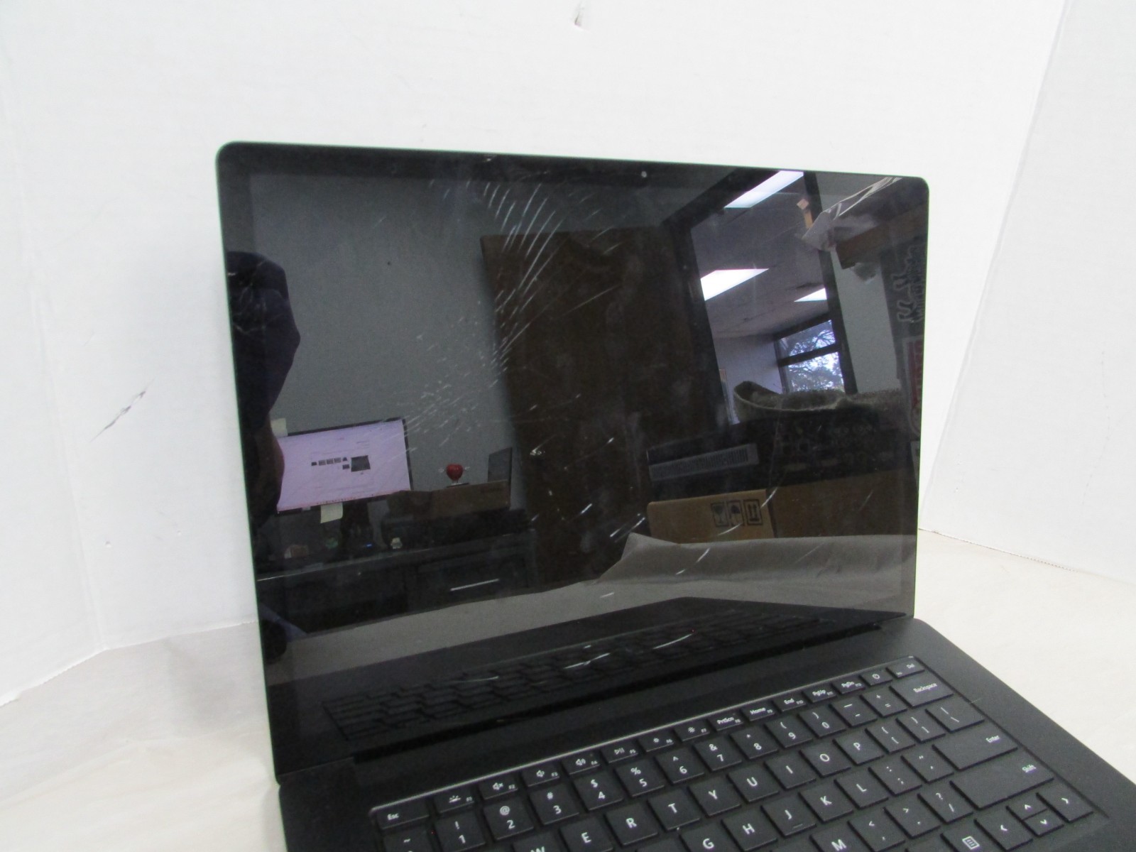Microsoft Surface 3 1873 RYZEN 5 3580U 2.16GHZ NO OS, NO SSD, AC CRACKED SCREEN