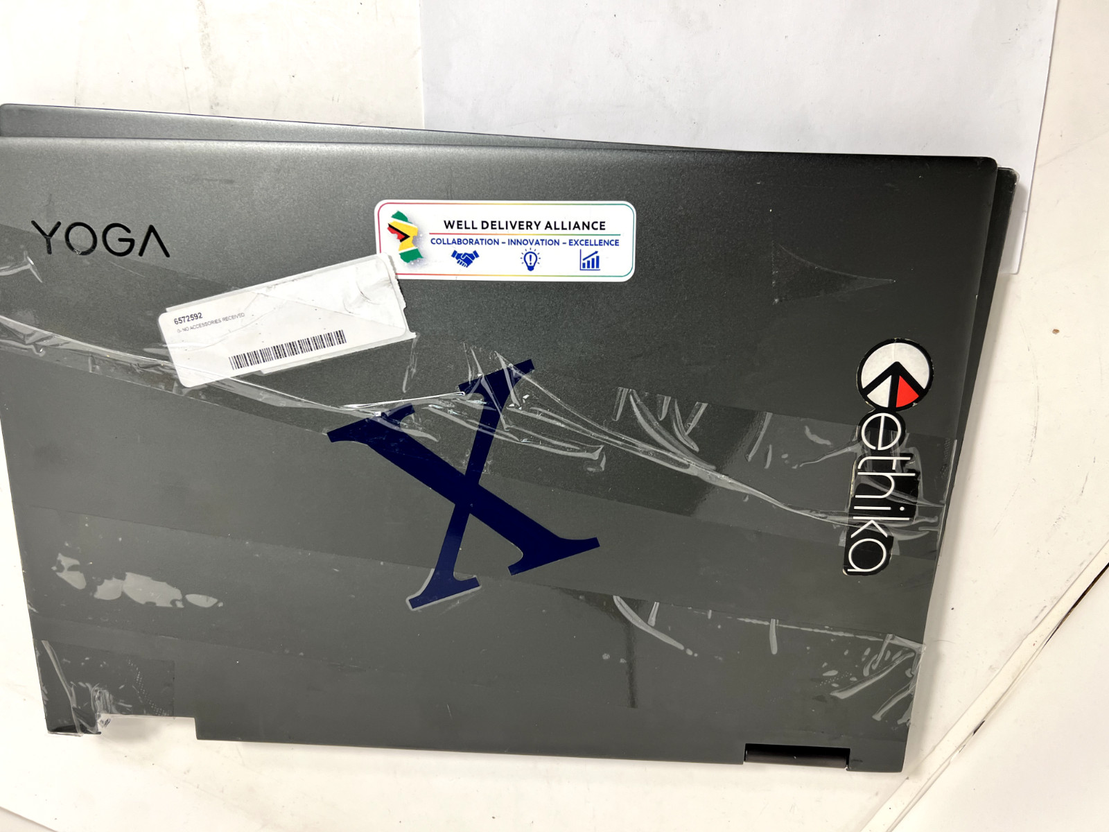 Lenovo Yoga 730-15IKB 15.6″ 2 in 1 i5-8250U 1.60 GHz 16GB No SSD As-Is *Cracked*
