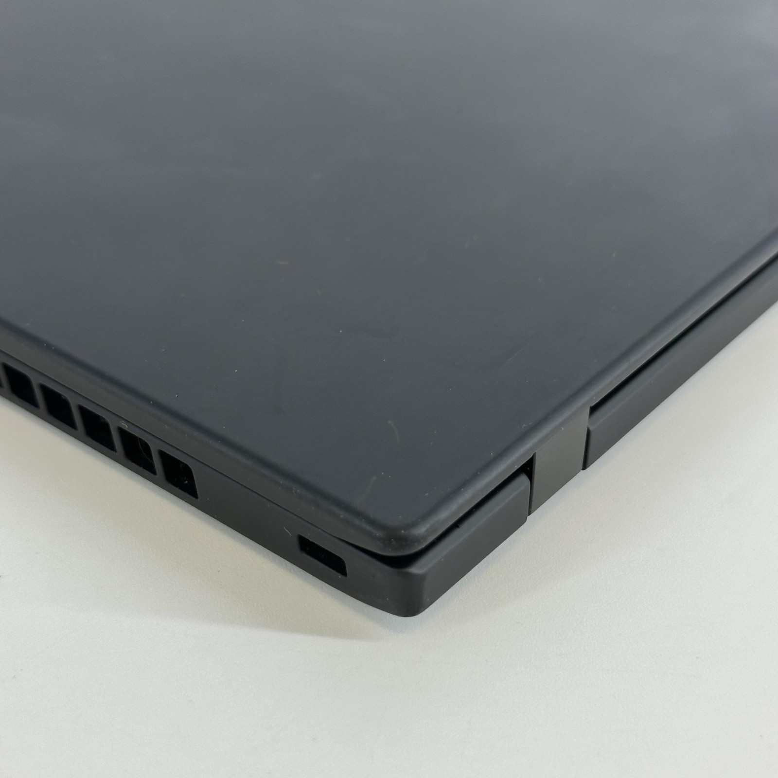 Lenovo ThinkPad X1 Carbon Gen 7 14 Black FHD 1.1 GHz i7-10710U 16GB 1TB SSD Good