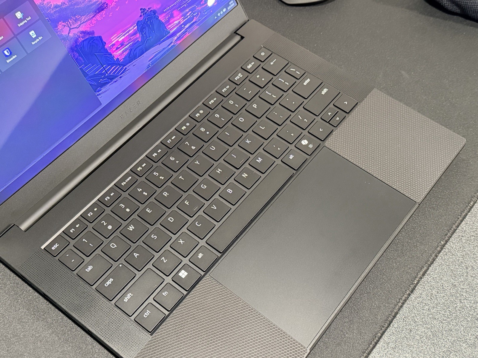 Razer 14″ 2025 32GB, 5070 (Samsung SSD 990 PRO – 2TB)