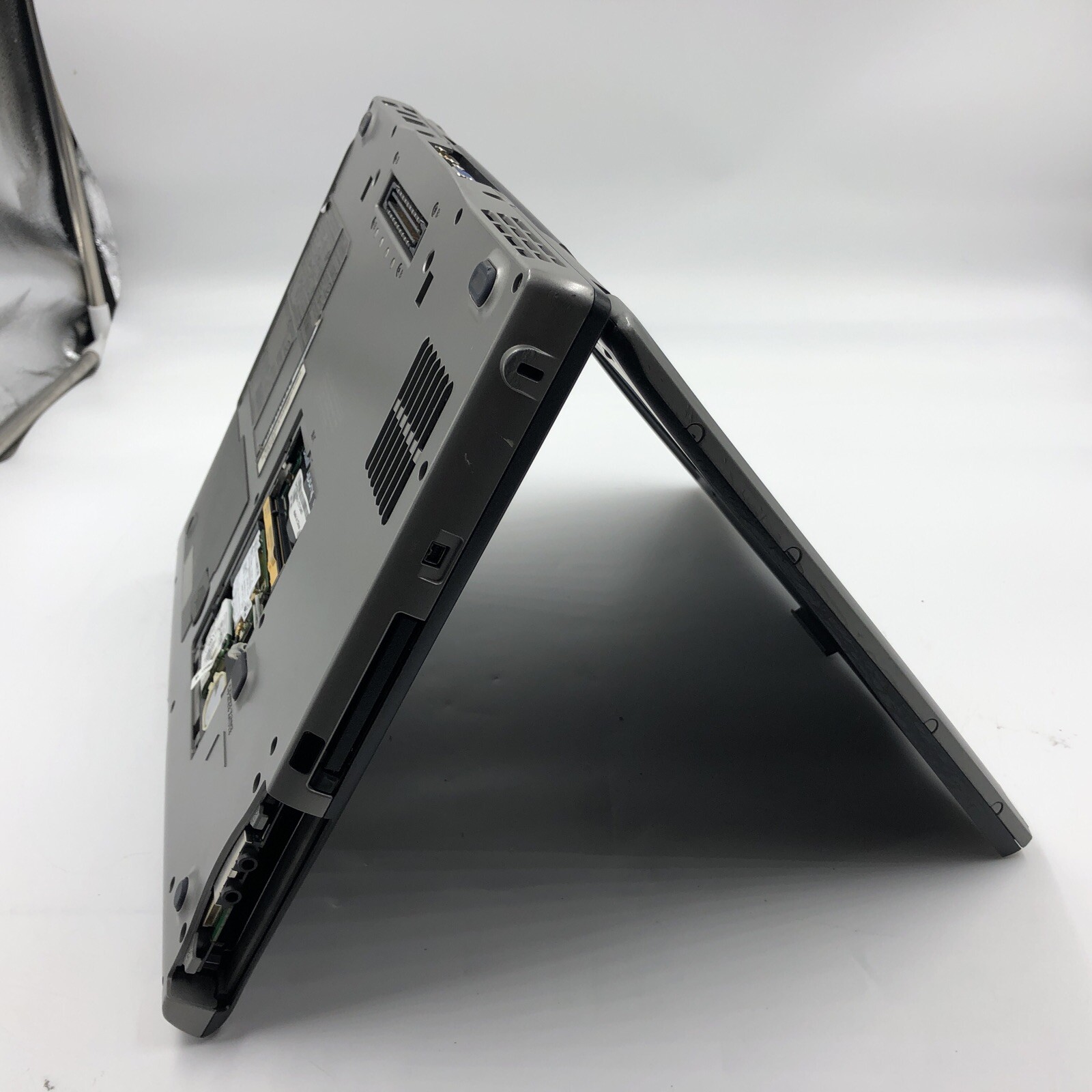 Dell Latitude D520 Laptop Intel Core 2 Duo 1.66 1GB NO HDD/OS Bad Battery (PART)