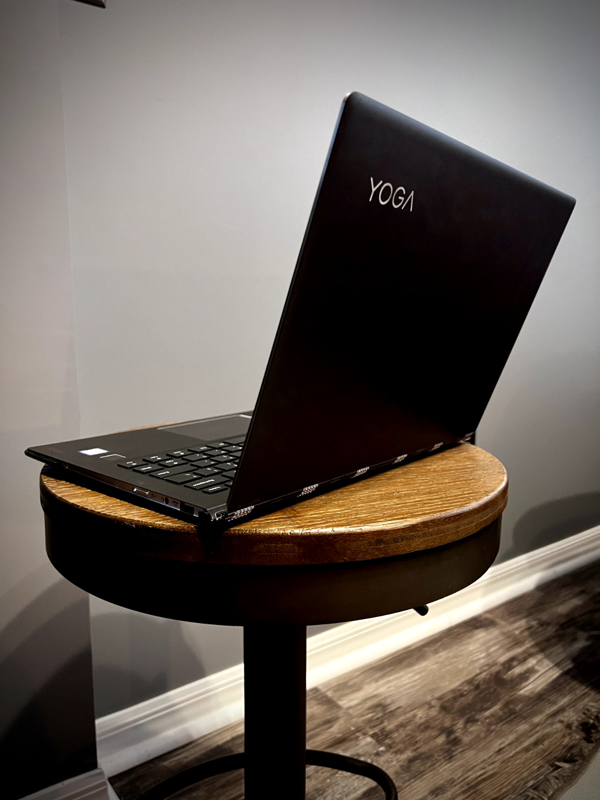 Lenovo Yoga 910 16GB RAM 1TB 13.9in. 2.7GHz Convertible 2-in-1 PC Signature Edit