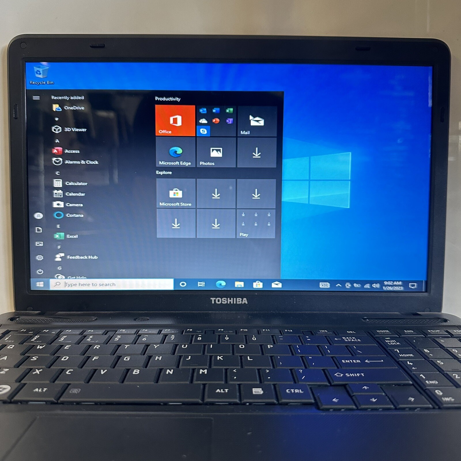 15.6” Toshiba Laptop C655-S5082 Celeron 2.20GHz 2GB RAM 300GB HDD For Parts