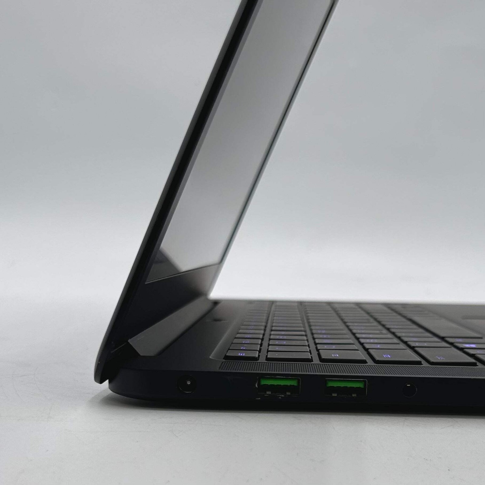 Razer Blade 14 RZ09-01953E71 14″ i7-7700HQ 16GB RAM 256GB SSD GeForce GTX 1060
