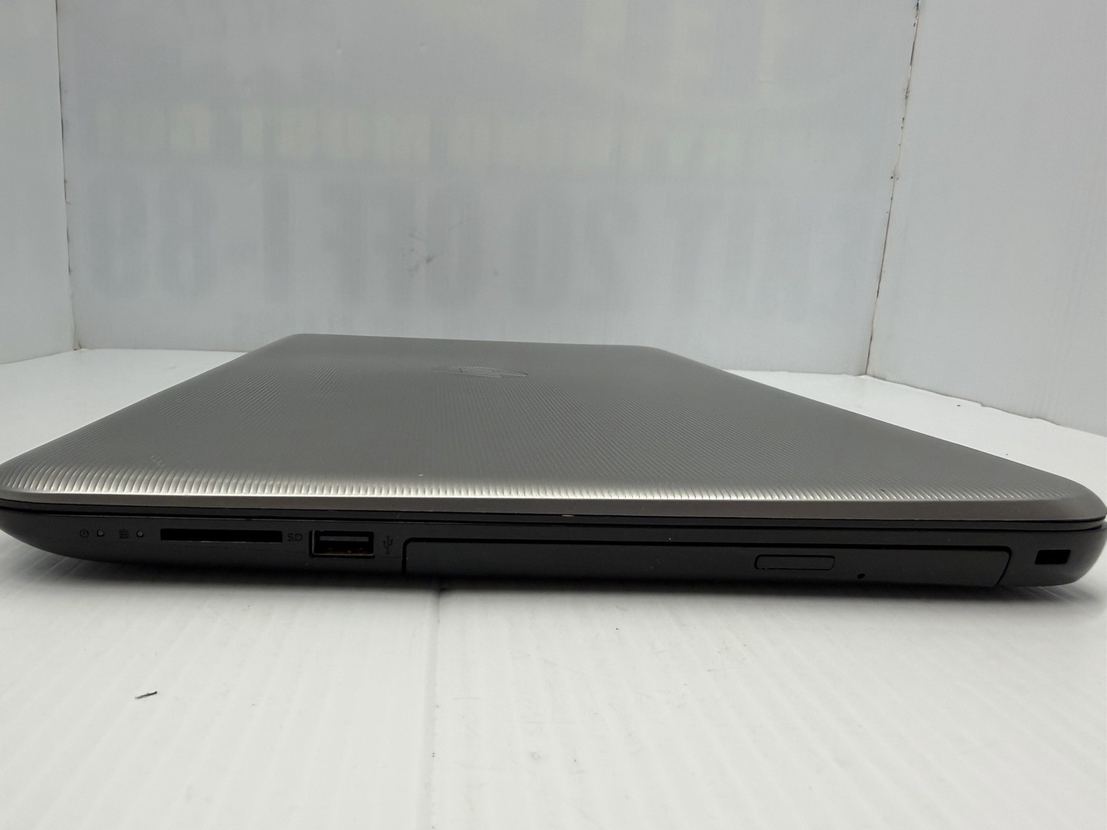 HP 15-BA030NR 932GB 6GB RAM 1007MB AMD Radeon R5 Graphics A8-7410 APU @ 2.20GHz