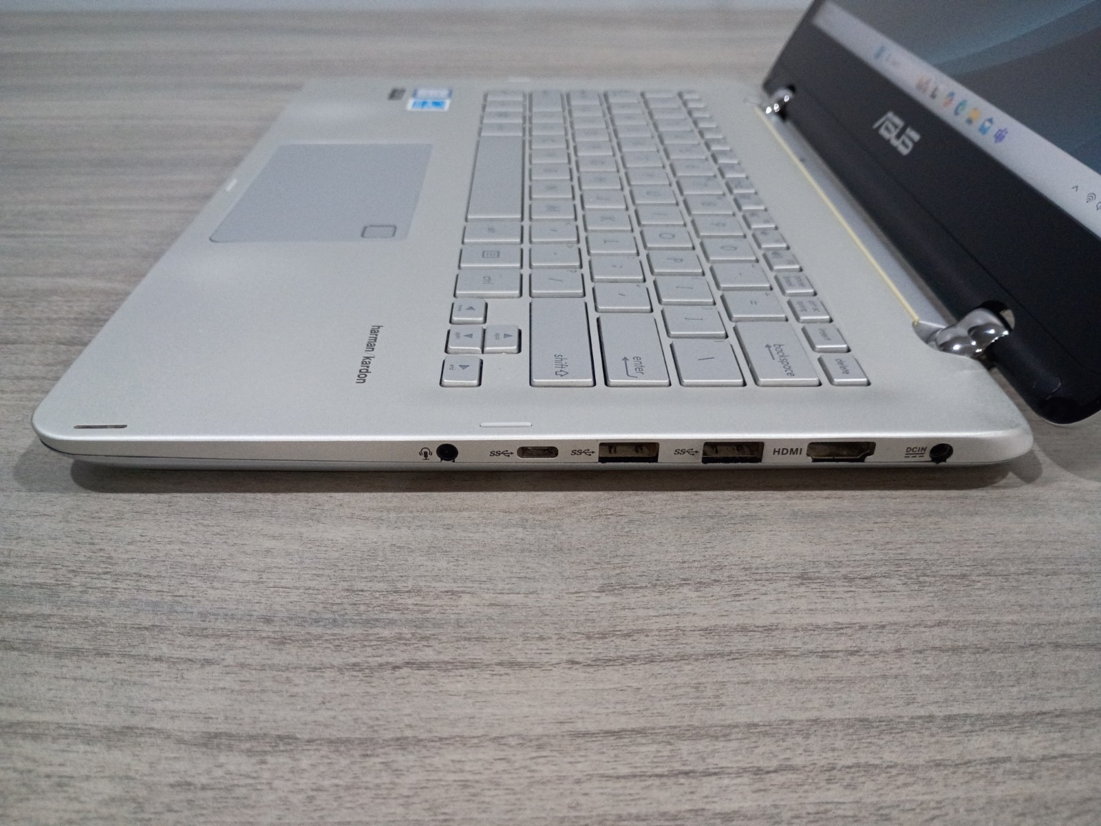 ASUS Q304UA 13.3″ Transformer Flip Core i5 256GB SSD Full HD Backlit Keys Win11