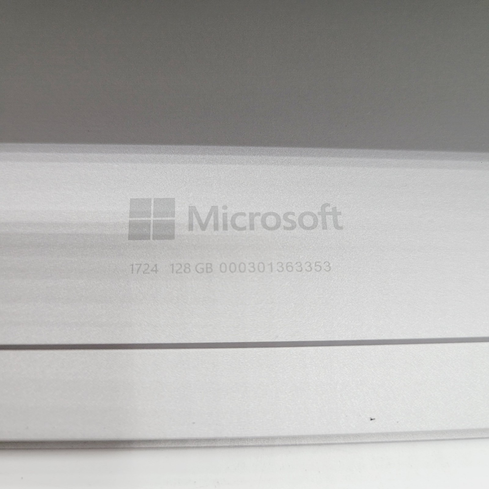Microsoft Surface 1724 Core i5 6300U 2.4GHz 4GB RAM 128GB SSD 14″ FOR PARTS