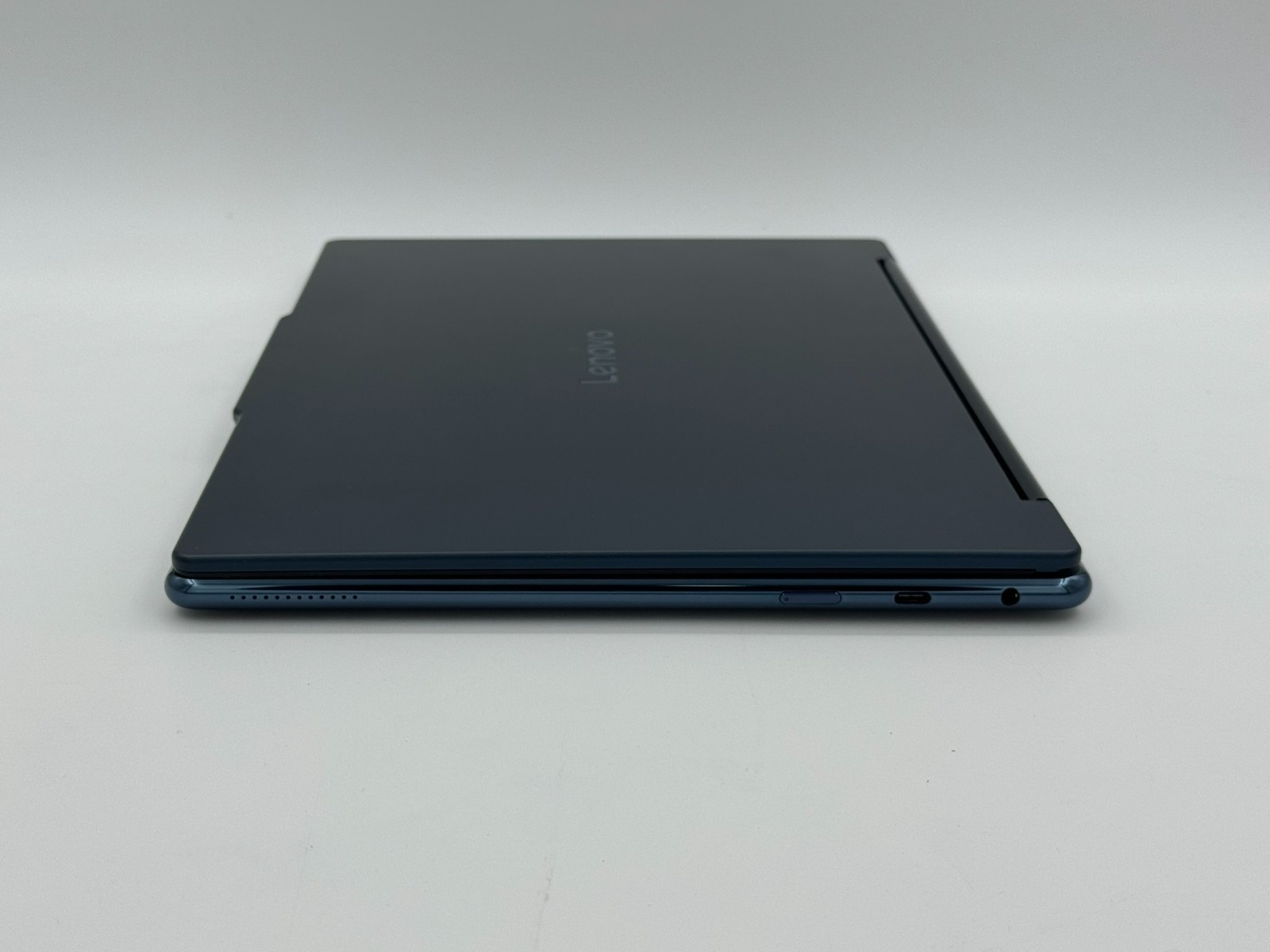 Lenovo Yoga 9i 2-in-1 Aura Edition 14″ 3K 120Hz OLED Touch Ultra 7 258V 32GB 1TB