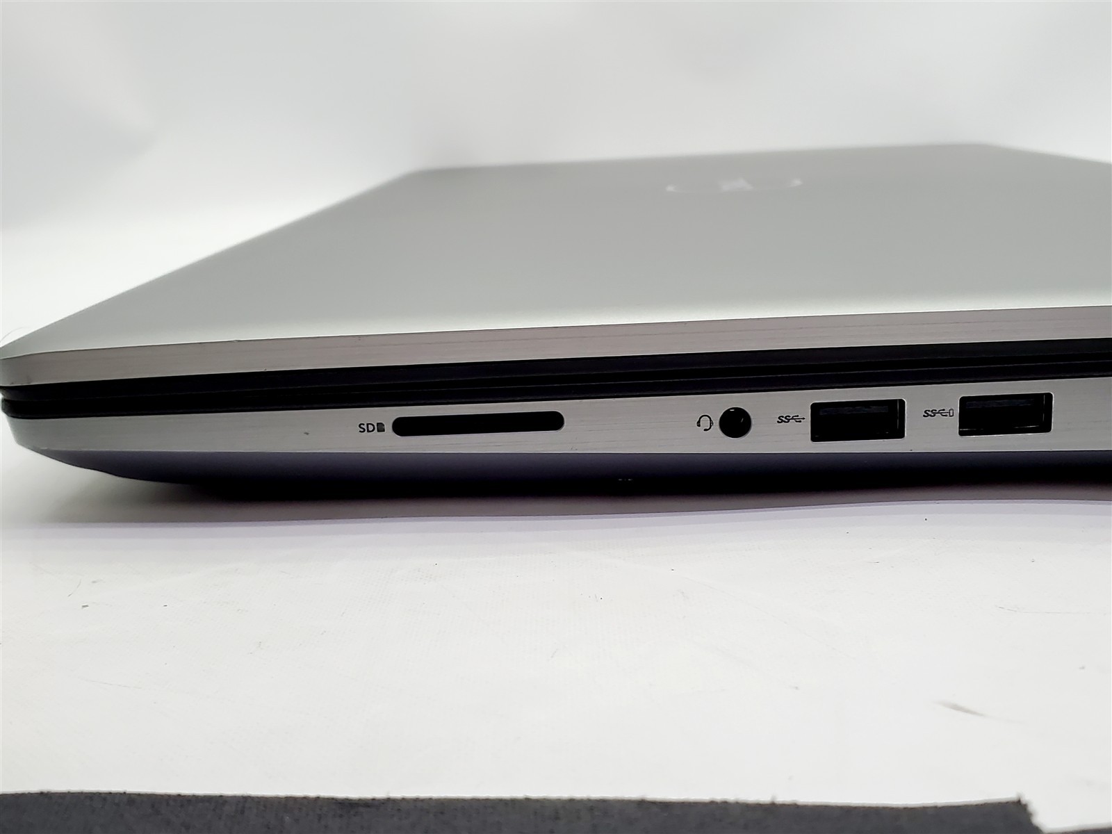 Dell Precision 7750 Xeon W-10855M 2.8-5.1Ghz T1000 24GRam 1TB NVMe Win11P *USB*