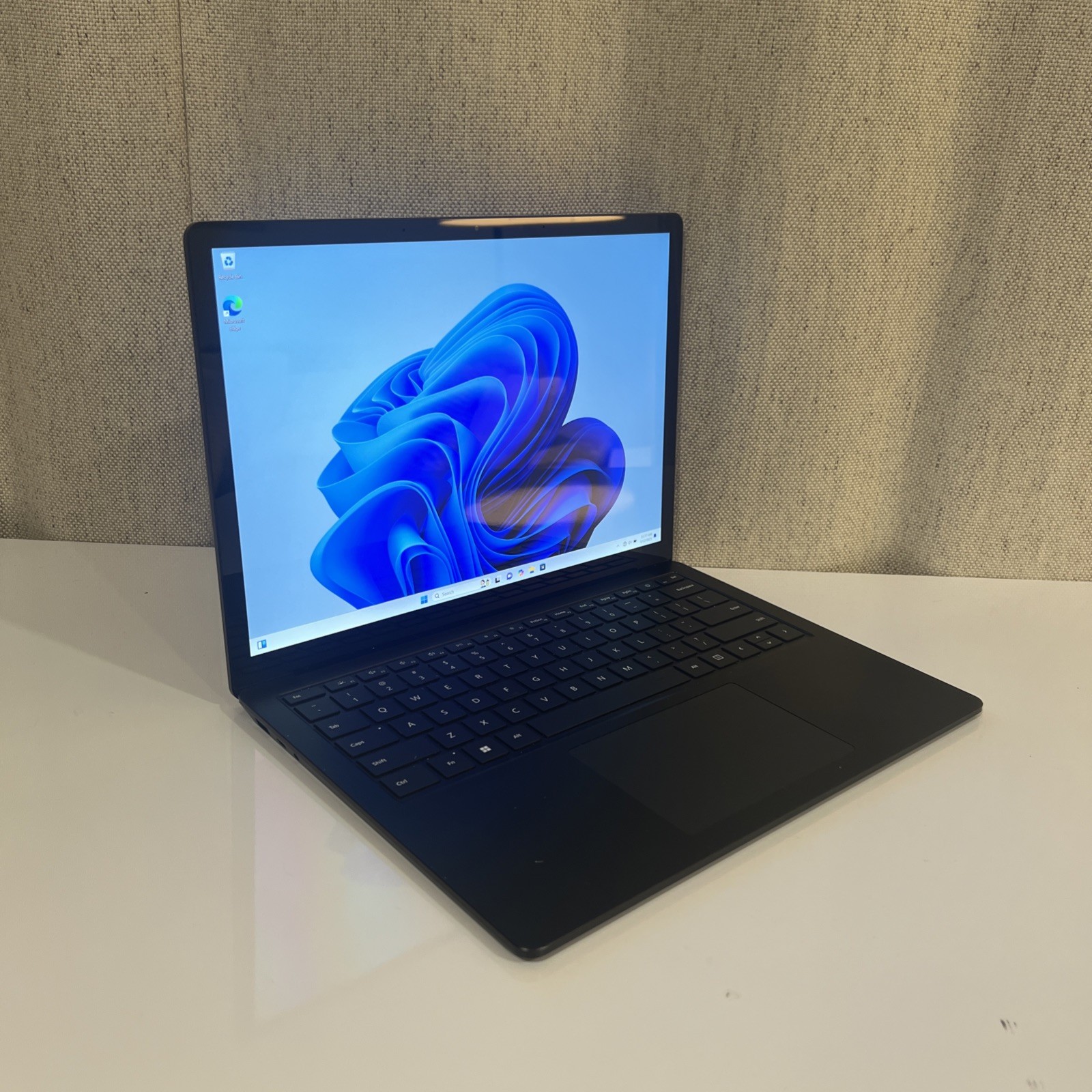 Surface Laptop 4 13.5″ i7/32GB/1TB – Charger Included – Good For: School/Work