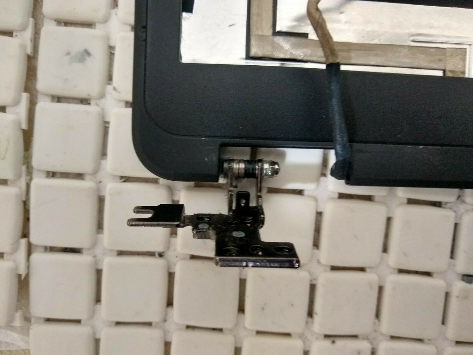 Dell Latitude E5440 Cover Frame Hinges Flat With Webcam Assembled