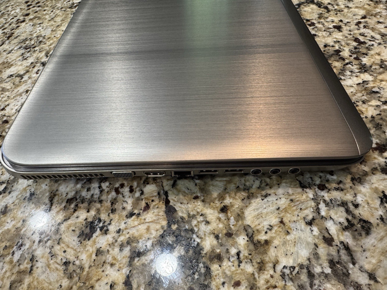 HP DV7- 6c23ci 17.3″ Notebook 6GB RAM AMD A8-3520M with Radeon HD 1.60GHz