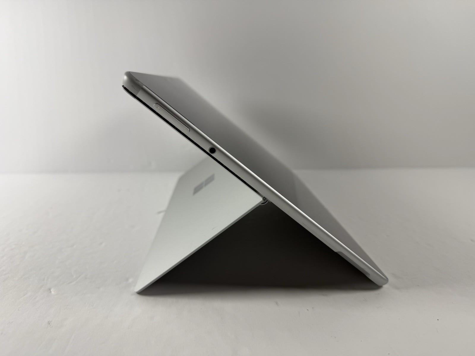 Microsoft Surface Pro 8 (1982) i5-1145G7 – 16GB RAM – 256GB 120Hz – Win 11 Pro
