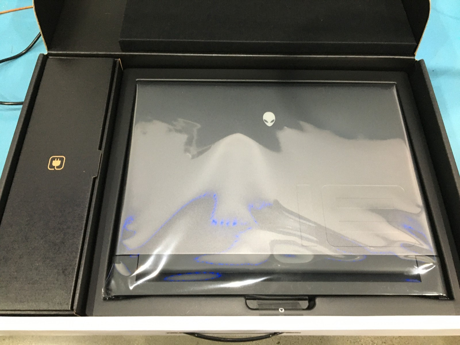New Alienware M18 Model P51E Reg Type P51E002, Service Tag: 7D0HPX3 AMD Laptop