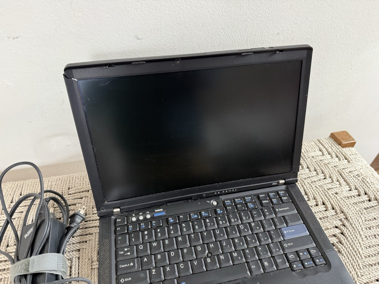 🍊 Vintage IBM Lenovo 14.1″ T60 Thinkpad T2400@1.83GHz 2GB RAM 60GB Windows XP