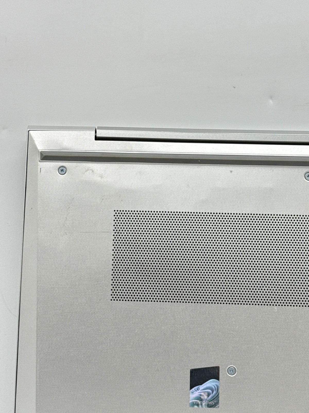 HP EliteBook 640 G10 14.0″ FHD Touch Core i5-1335U 256GB SSD 8GB RAM -White Spot