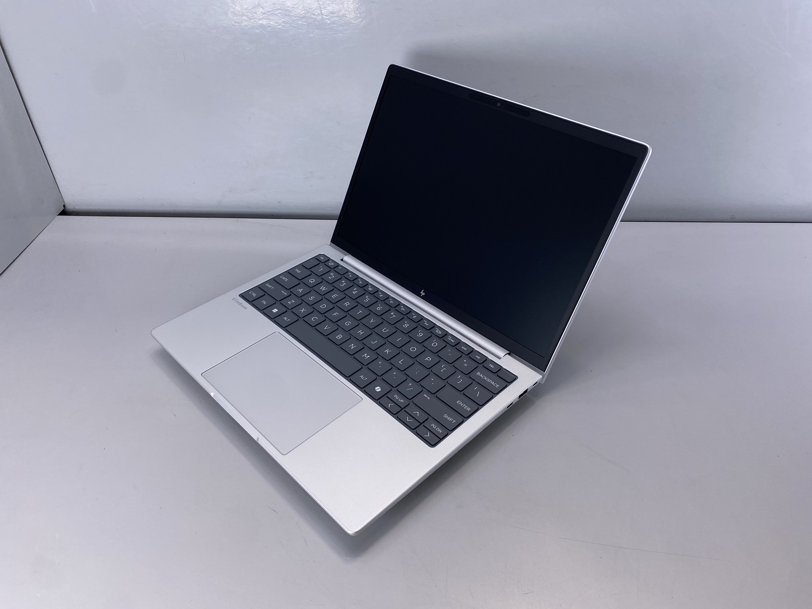 HP Laptop EliteBook 8 G1A 13 AI 13.3″ AMD Ryzen 5 230 256GB- Silver