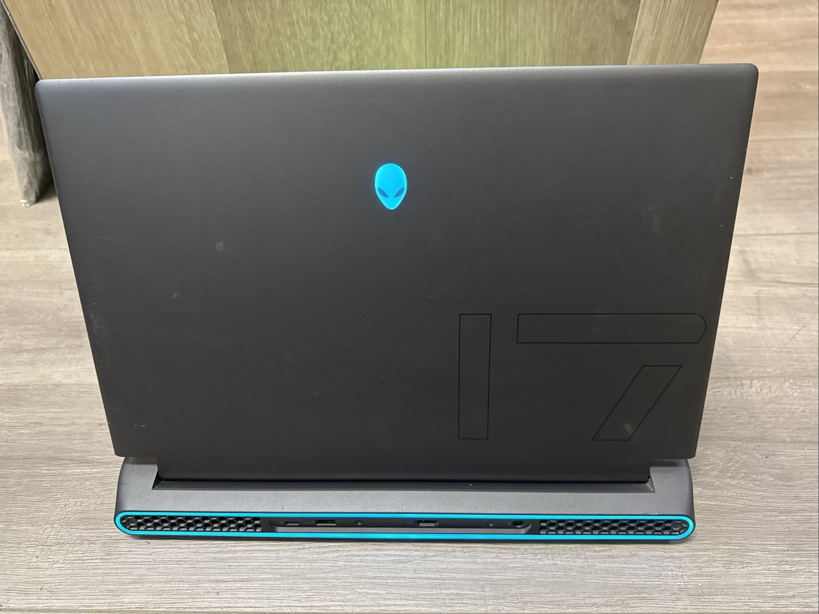 Dell Alienware m17 Ryzen Edition R5 Laptop (2022), 17.3″ 1920×1080 FHD, Ryzen