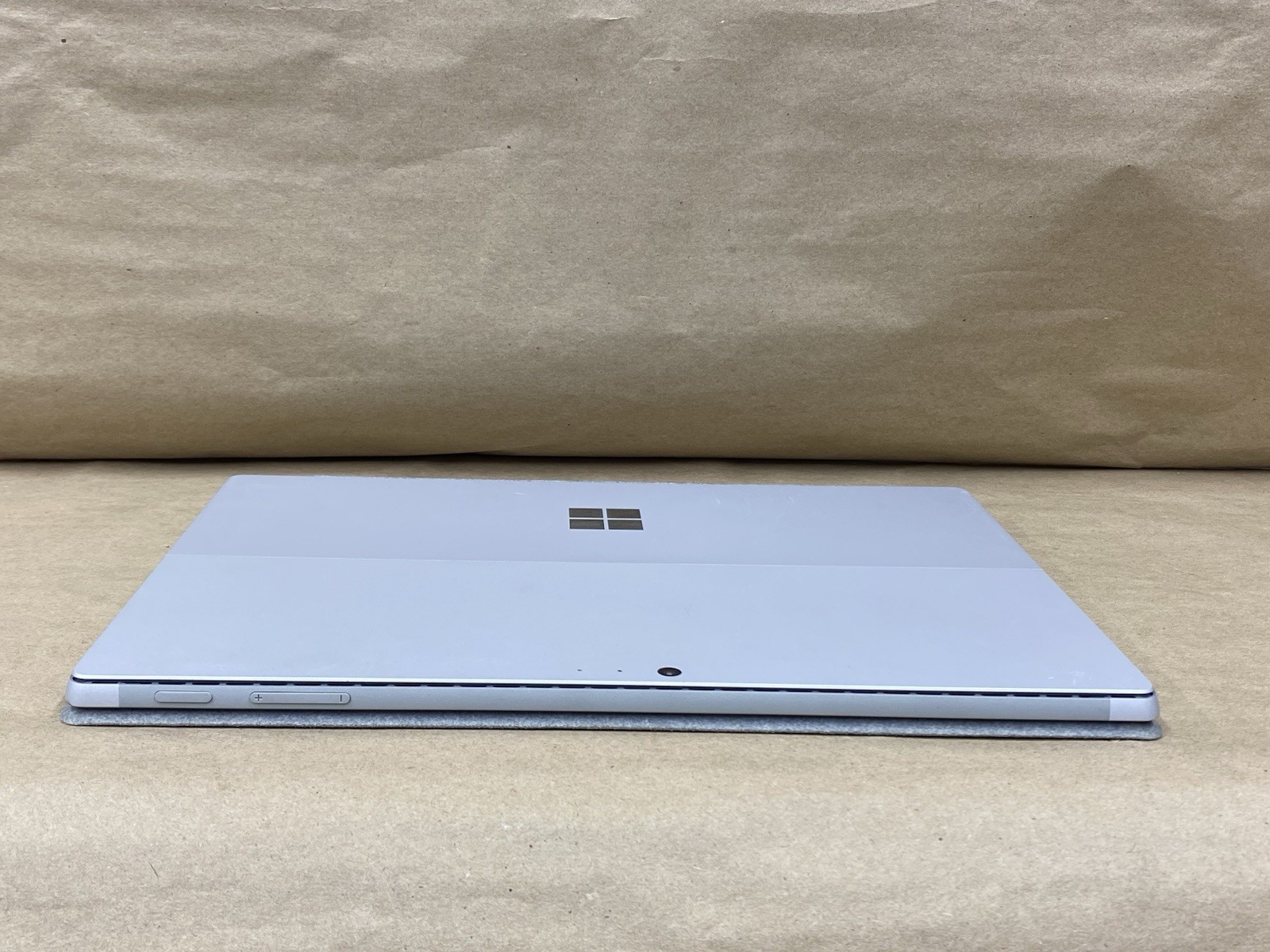 Microsoft Surface Pro – 12″ 2736*1824 – i5-7300U – 8GB – 256GB SSD – Win 10 READ