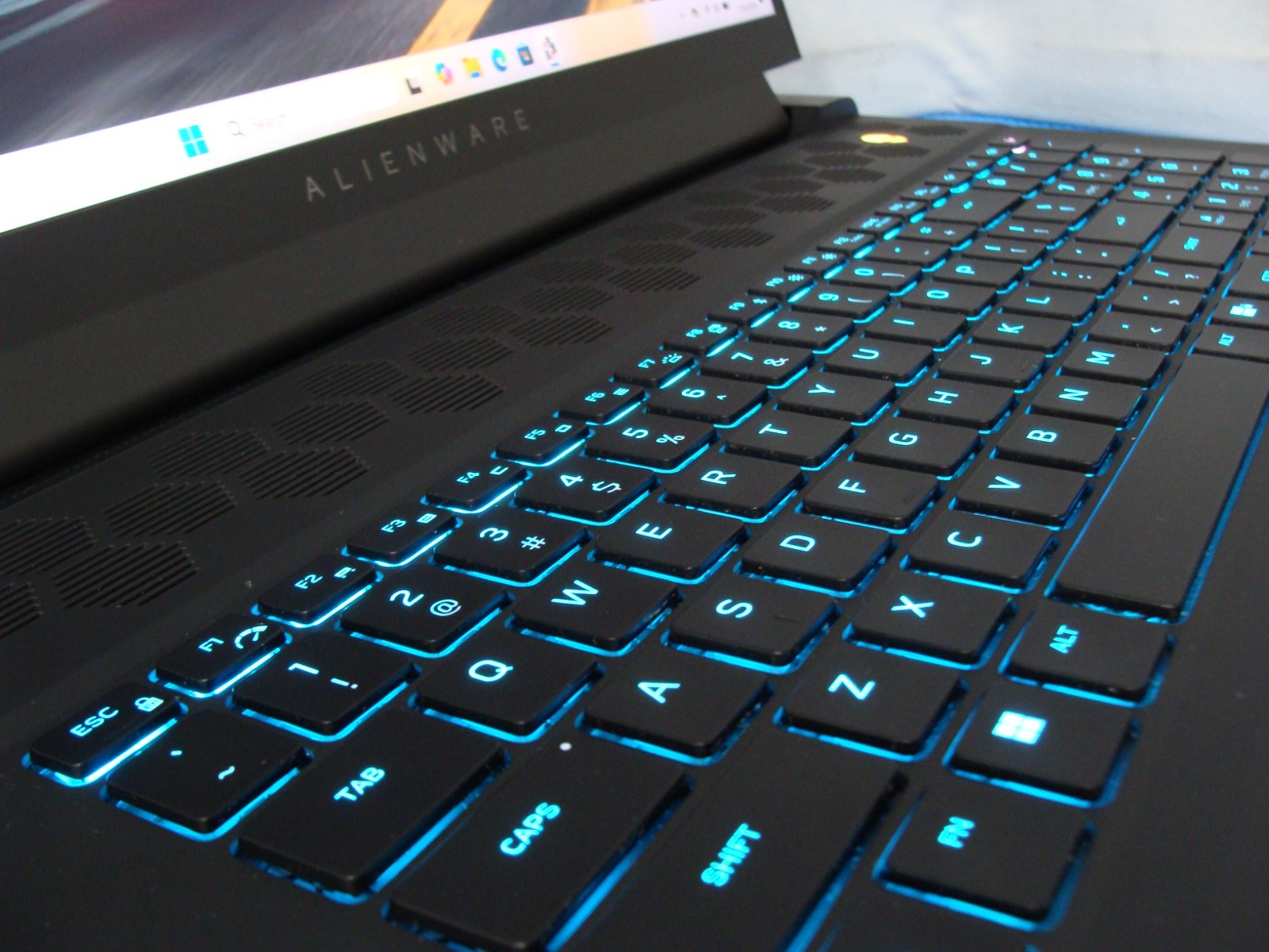 Alienware m18 R1 AMD 18″ FHD+ 480hz AMD Ryzen 9 7945HX 32GB 1TB RX 7900M 16GB