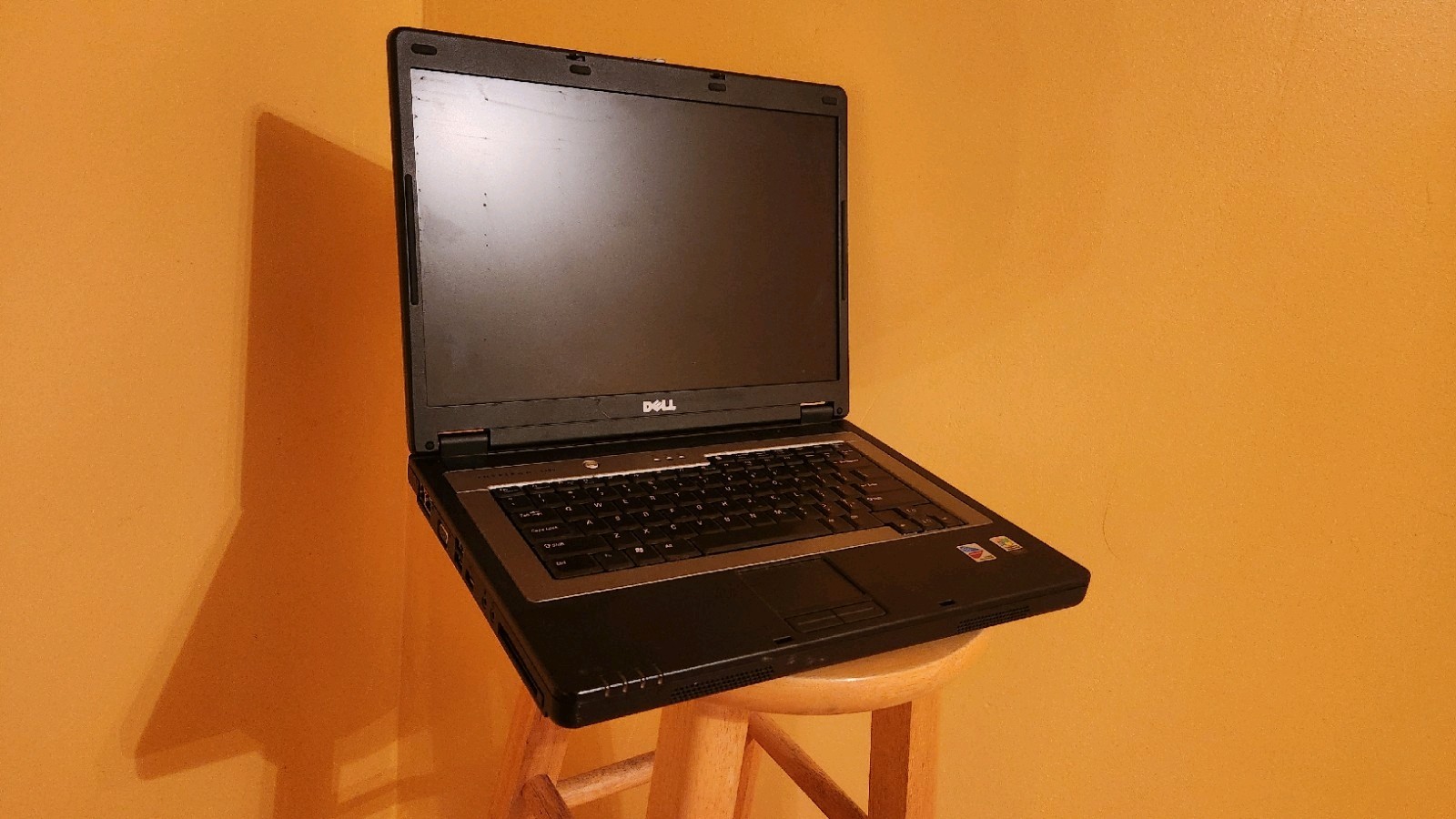 Dell Inspiron PP21L Laptop Intel Celeron M, (NO HDD, charger or hdd cover)