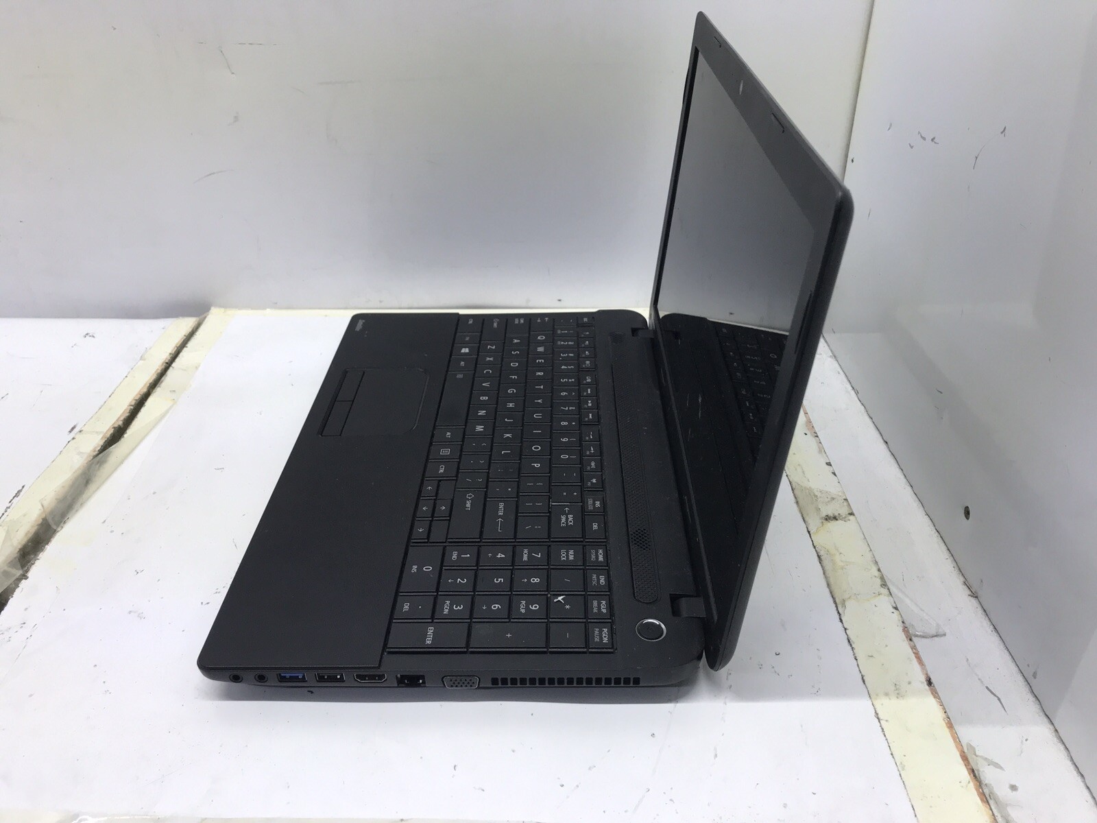 TOSHIBA Satellite C55D-A5163 AMD E1-2100 APU with Radeon HD Graphics @ 1.00GHz