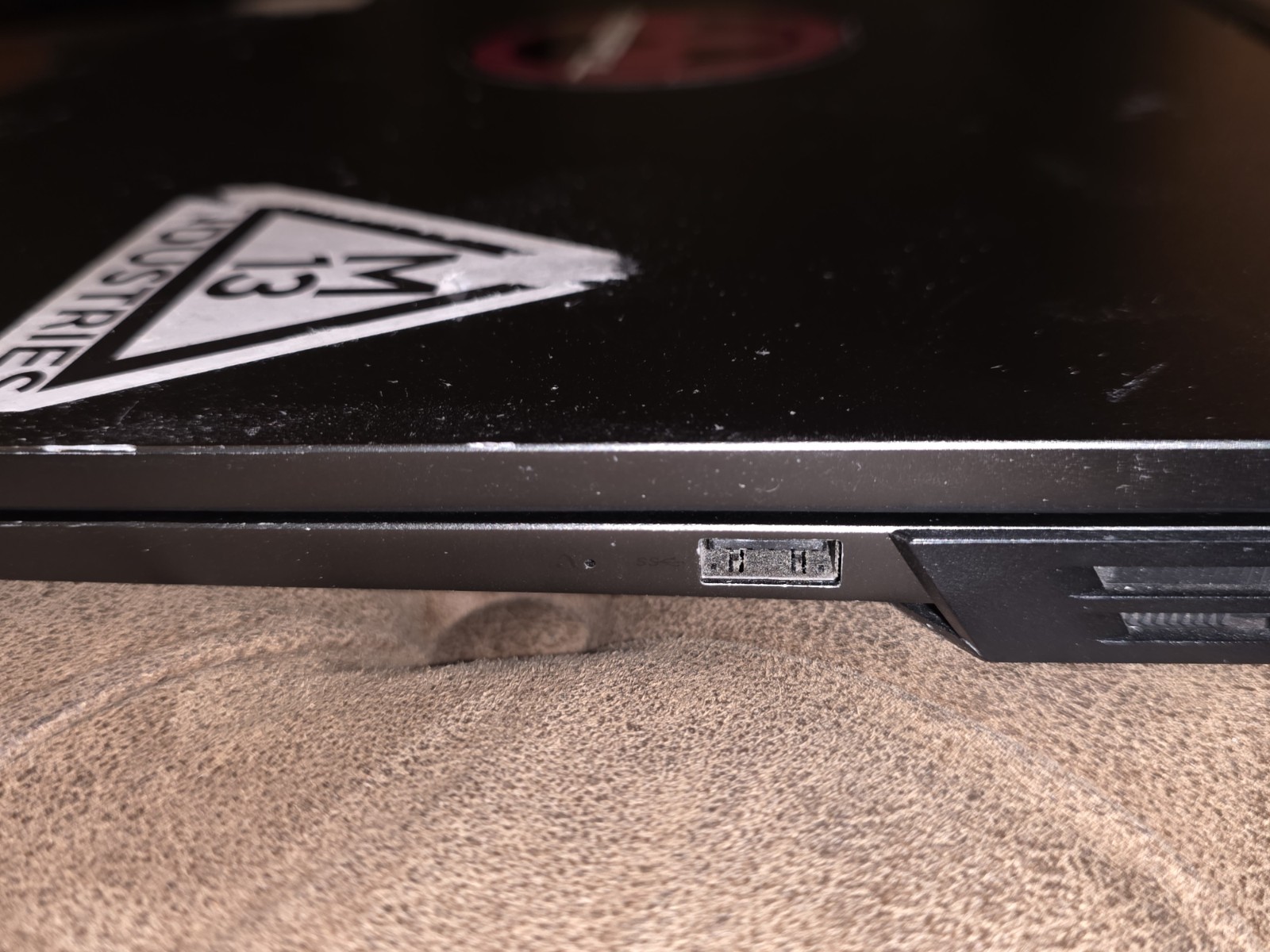 Lenovo Legion Y730-17IN Laptop i5-8300H 2.30 GHz 8GB DDR 1 TB HD GTX 1050Ti 4GB