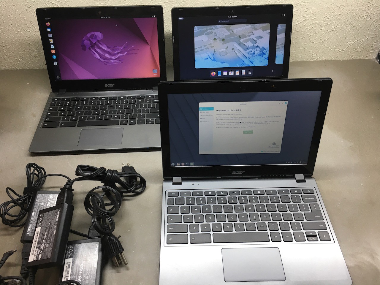 Lot 3x Acer Linux Laptops 1.40GHz 2955U 2GB DDR3 16GB SSD Mint Fedora Ubuntu