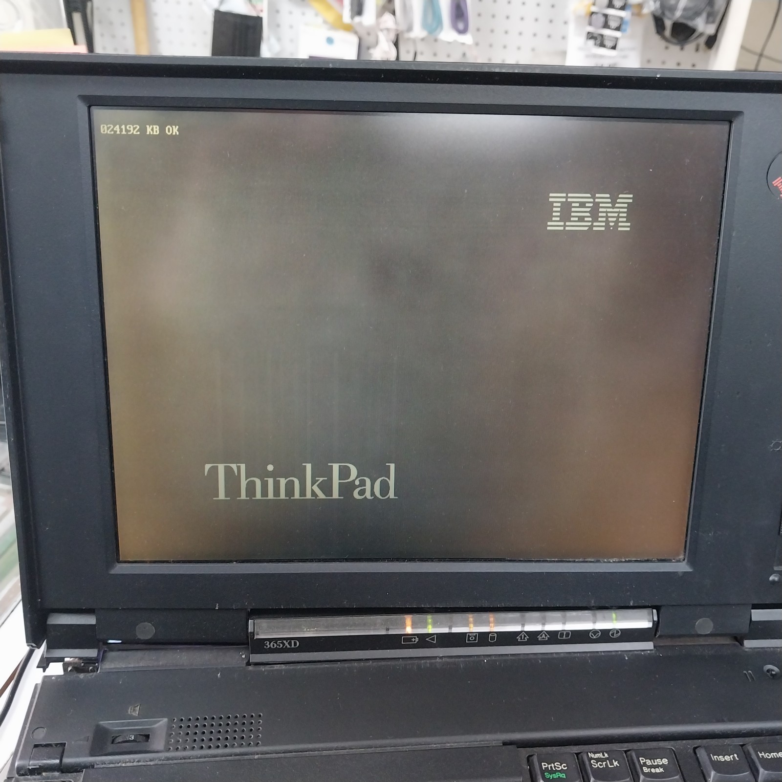 Vintage IBM ThinkPad 365XD with AC adapter & FDD boots to BIOS. Broken Hinge