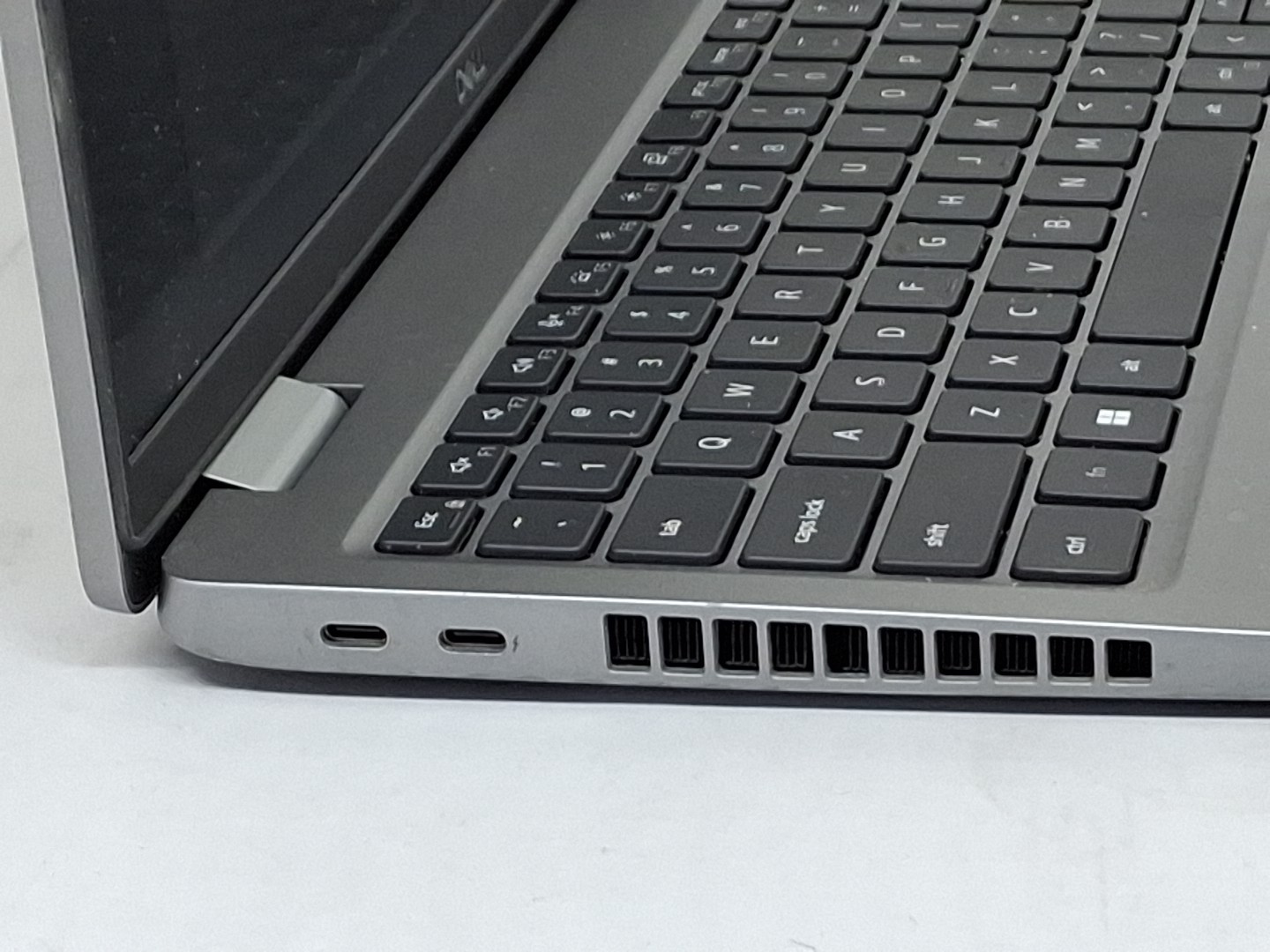 Dell Latitude 5520 – i5-1145G7 – 512GB, 16GB, Windows 11, 15.6″ – Scratches