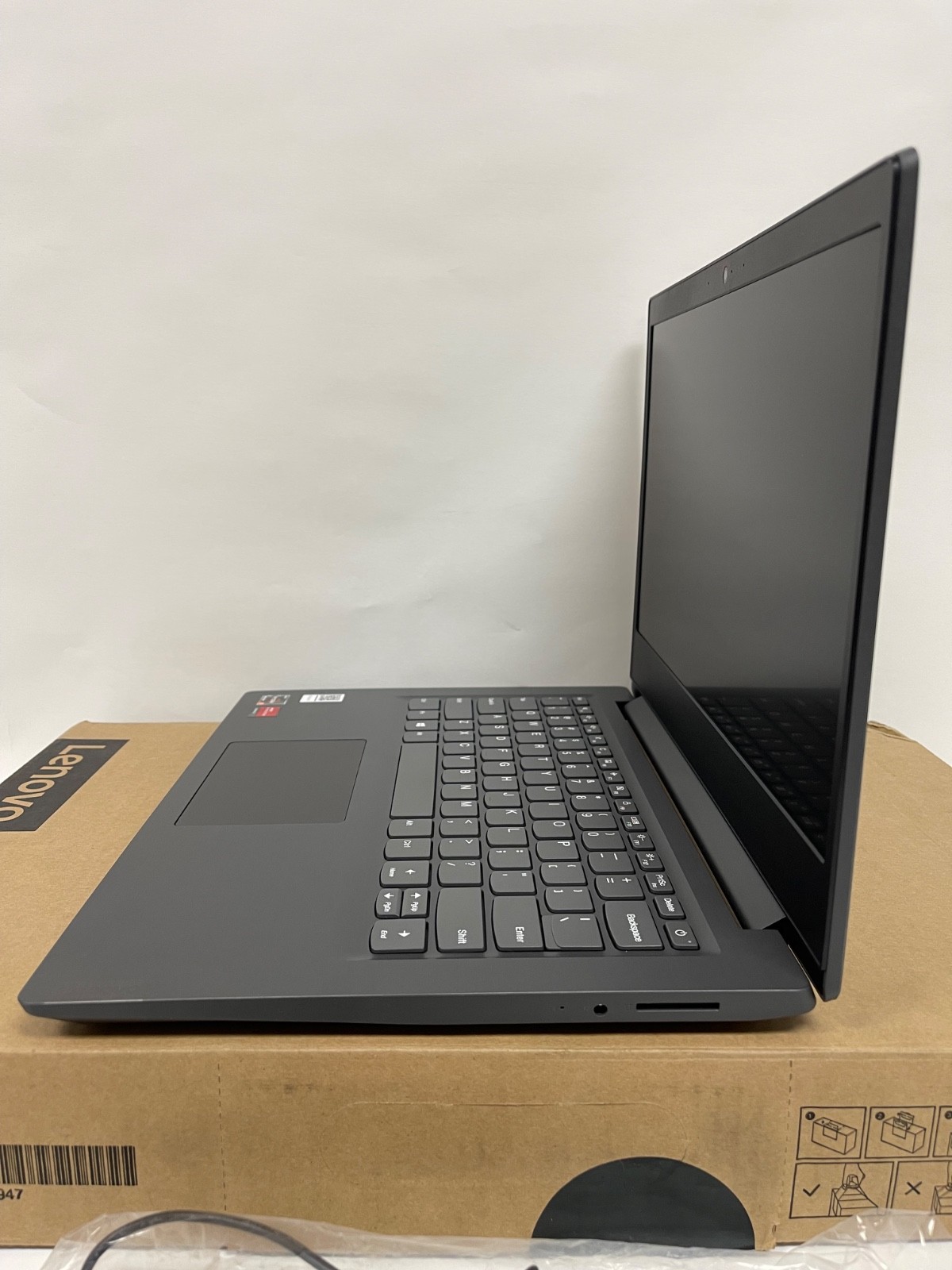 Lenovo V14-ARE 82DQ AMD Ryzen 5 4500U 2.3GHz 8GB 256GB SSD 14″ Windows 10 Pro