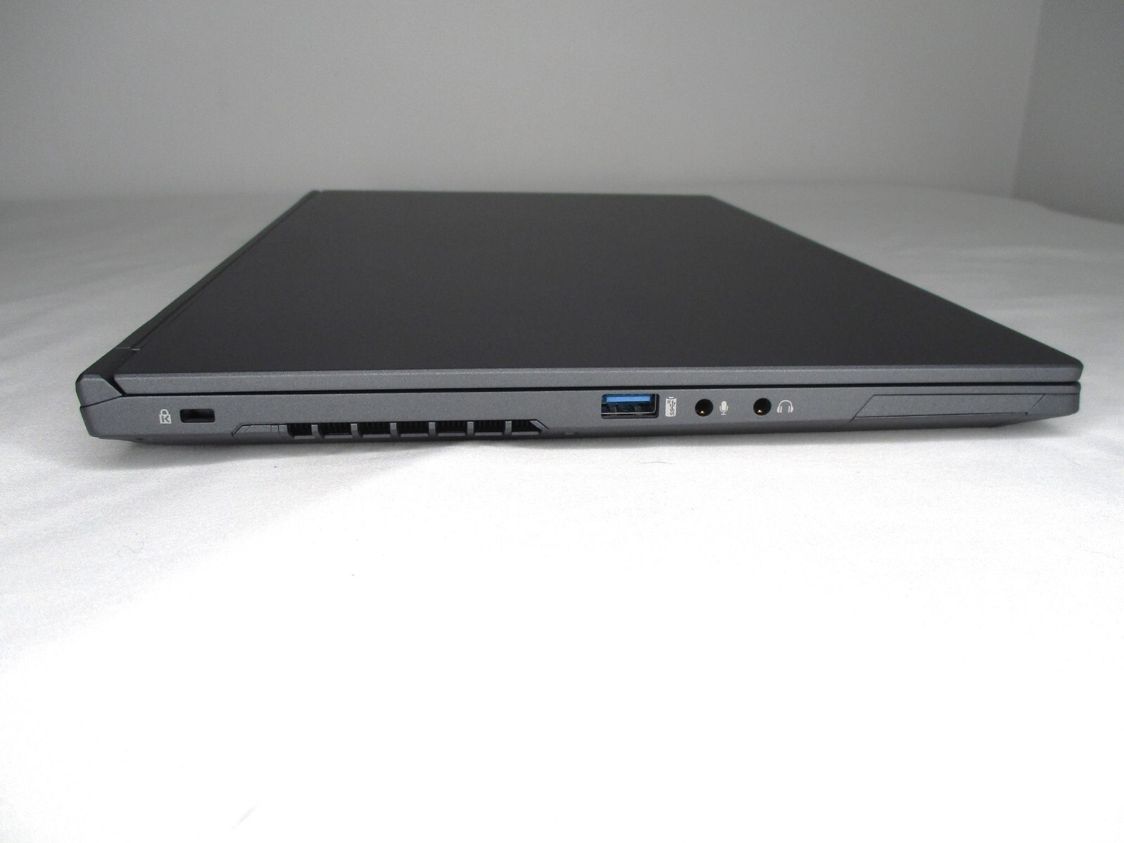 Intel Whitebook 15.6″ FHD i7-9750H 16GB 500GB SSD GTX 1660Ti Gaming Laptop Gray