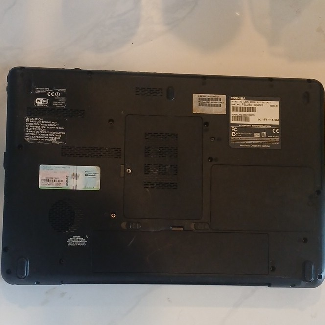 Toshiba Satellite L505-S5990 15.6″ Core 2 Duo 2.10GHz 4GB 500GB XP Black