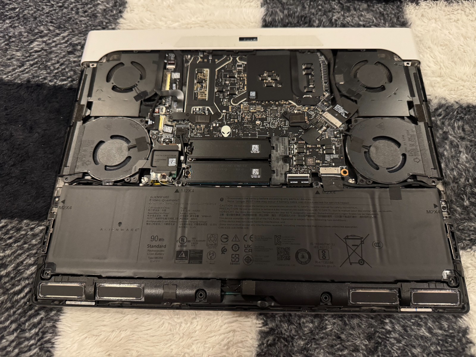 Alienware X16 R2 Silver 240Hz QHD+ 2.3 GHz Ultra 9 185H 32GB 1TB SSD RTX 4080