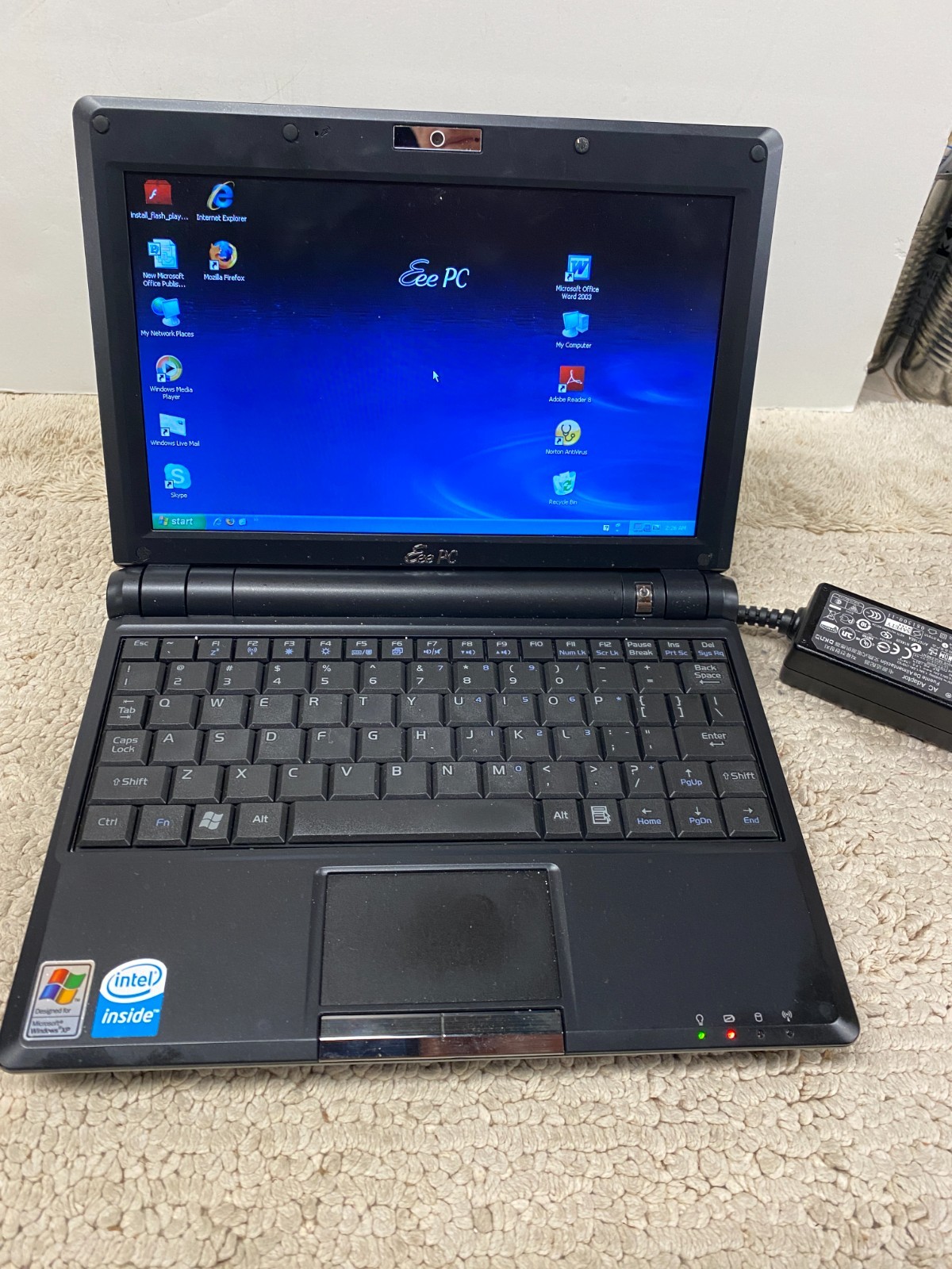 ASUS Eee PC 900 Vintage Netbook – Windows XP – Charger & Case Included