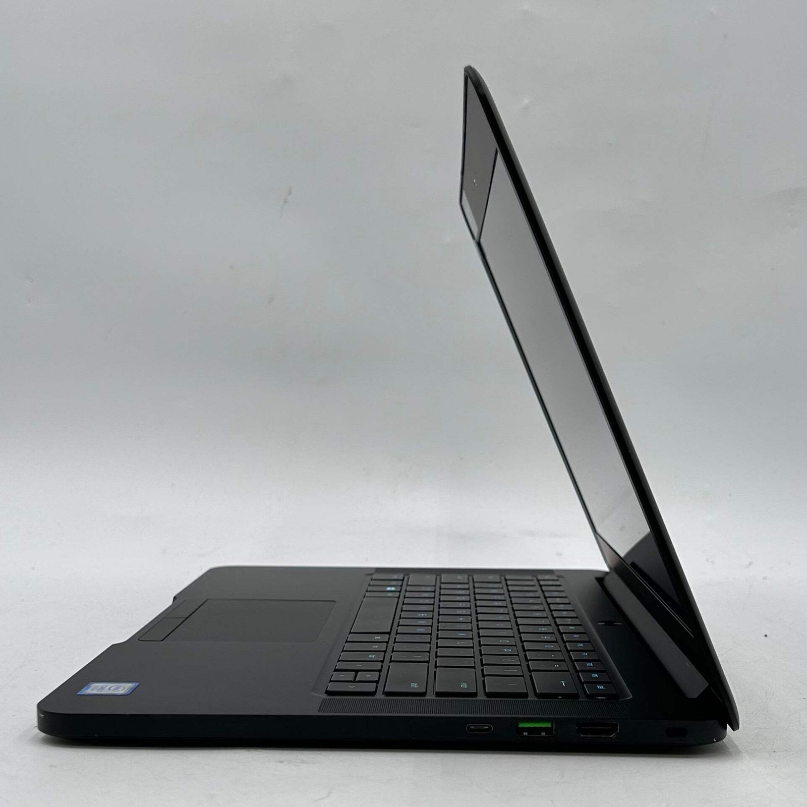 Razer Blade 14 RZ09-01953E71 14″ i7-7700HQ 16GB RAM 256GB SSD GeForce GTX 1060