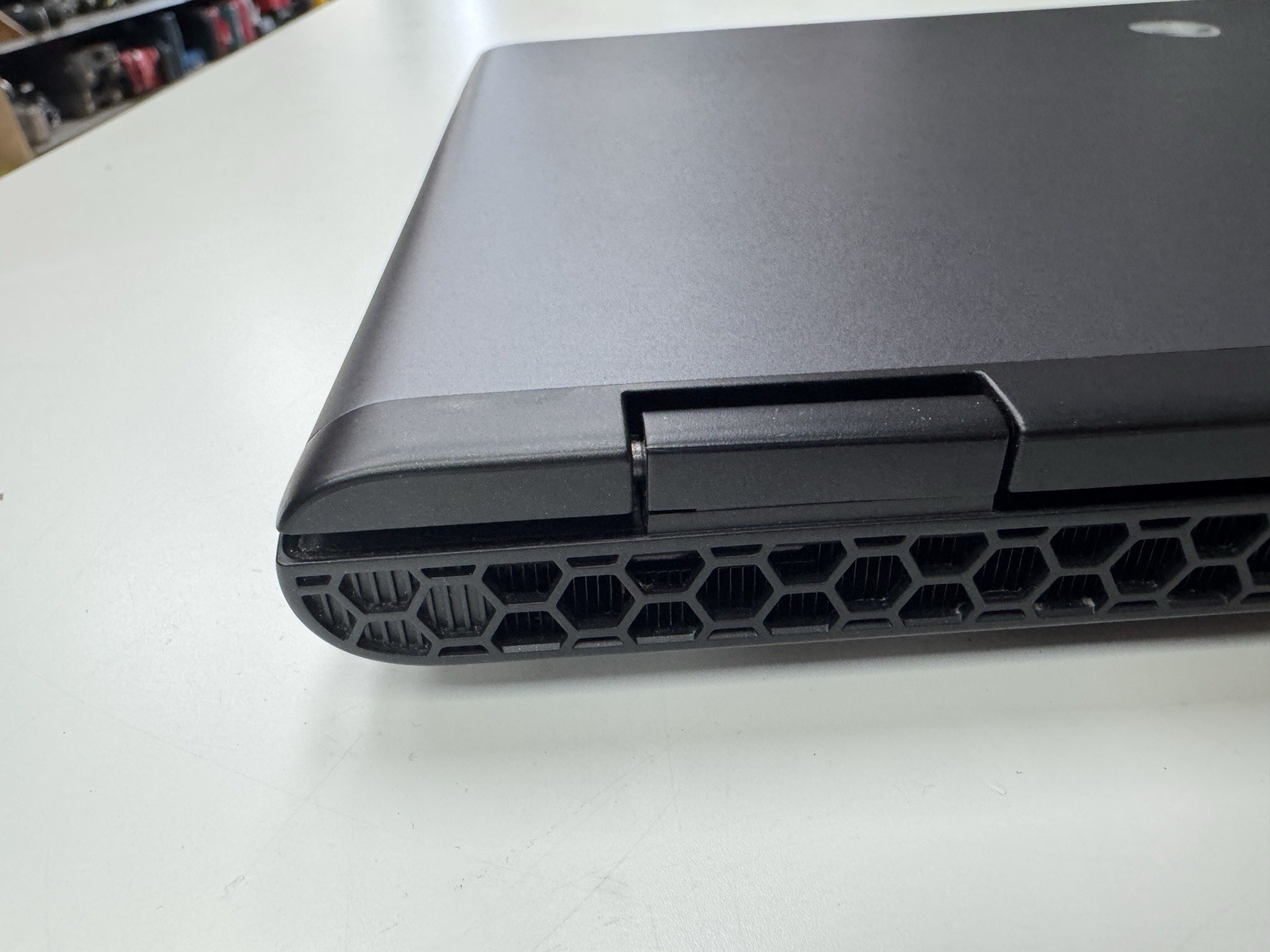 Dell Alienware M16 R2 QHD+ 240Hz 3.8 GHz Ultra 7 155H 16GB 1TB SSD RTX 4070 Good