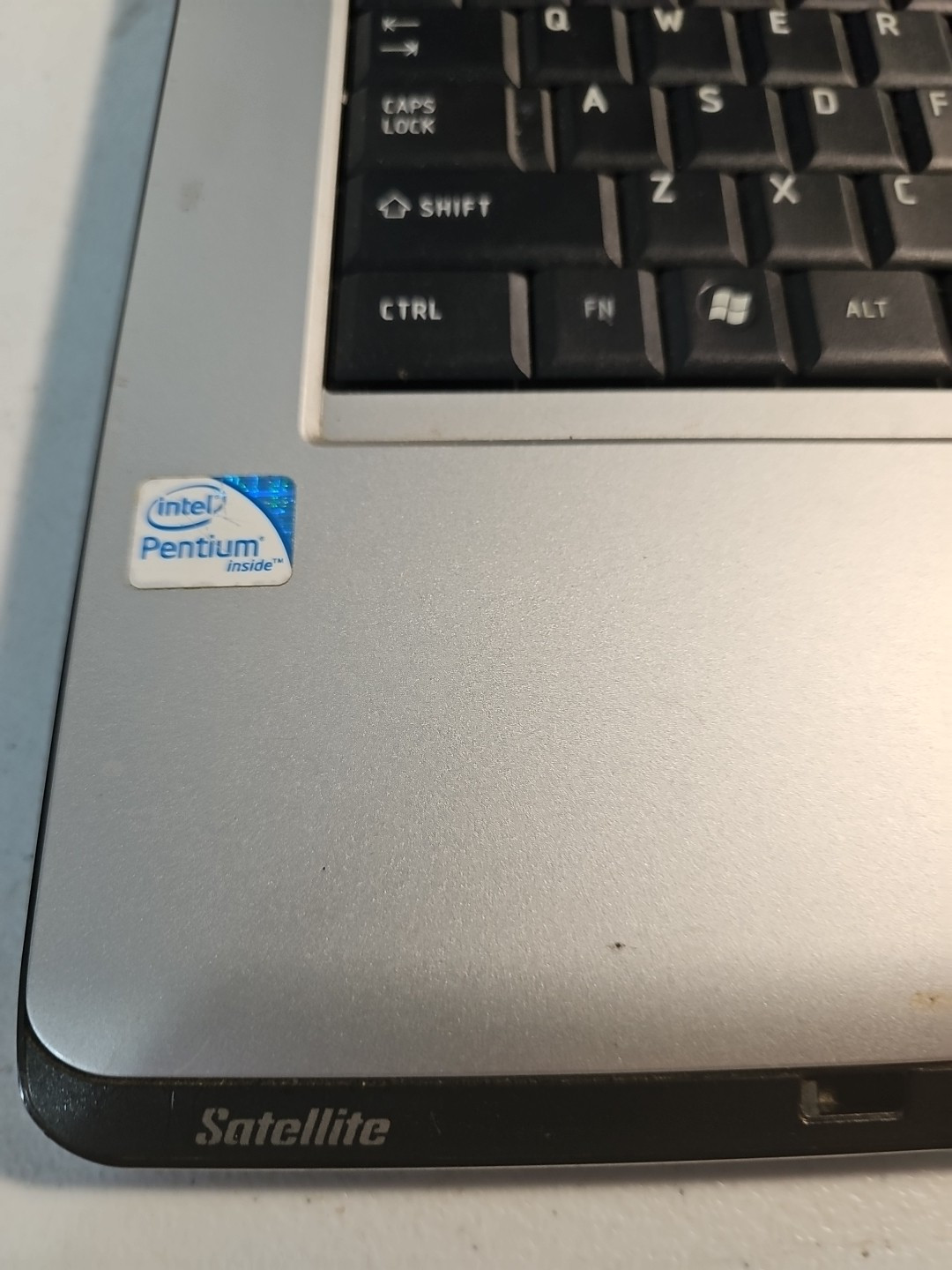 Toshiba Satellite L305-S5968 Laptop Computer No Charger Read Description