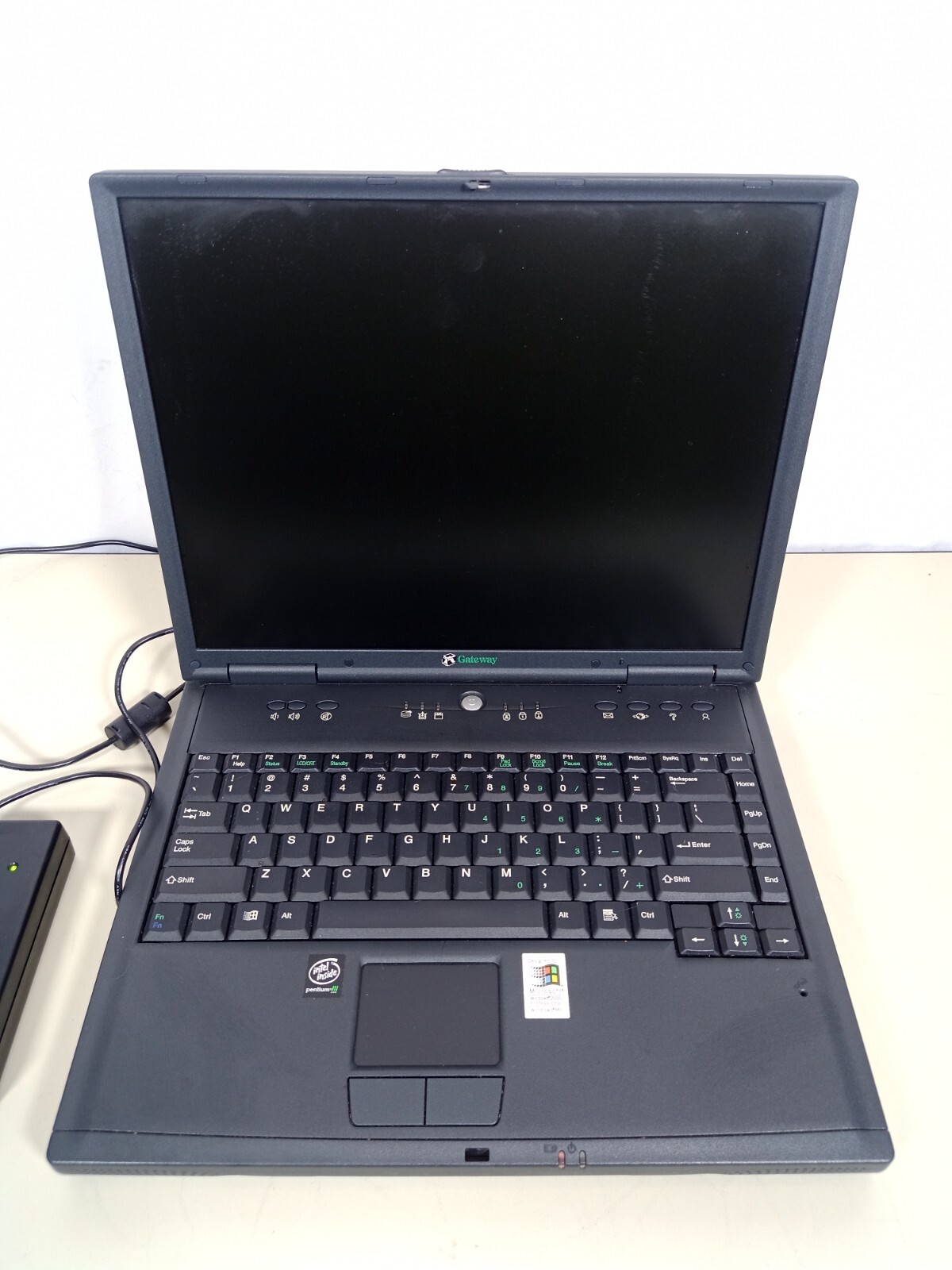 Vintage Gateway Solo 9500 Laptop Pentium III 745MHz 128MB RAM 20GB HDD WinXP