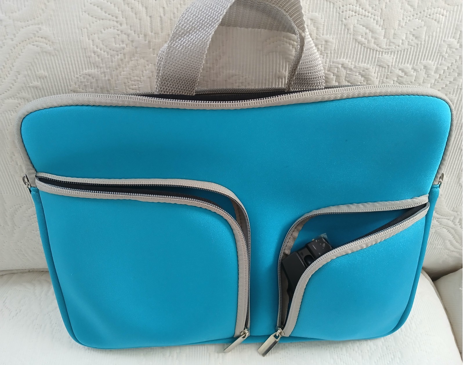 Levono Idea Pad portable computer with wireless mouse and padded carrying case