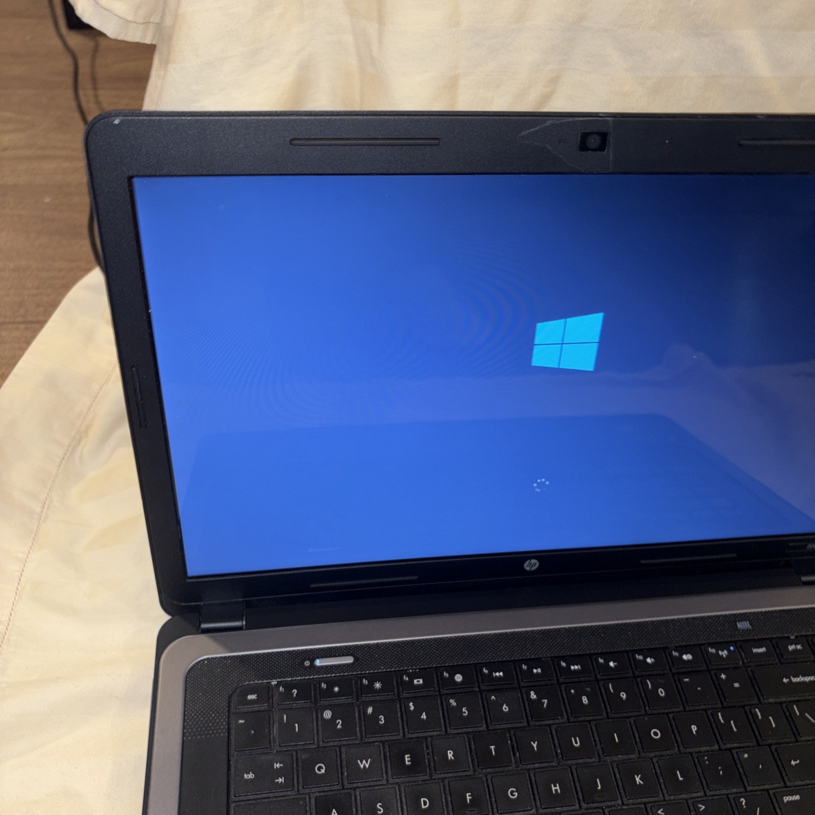 HP 2000-412NR Laptop 15.6″ AMD E-300/3GB RAM/320GB HDD/Radeon HD/Win 10 Home