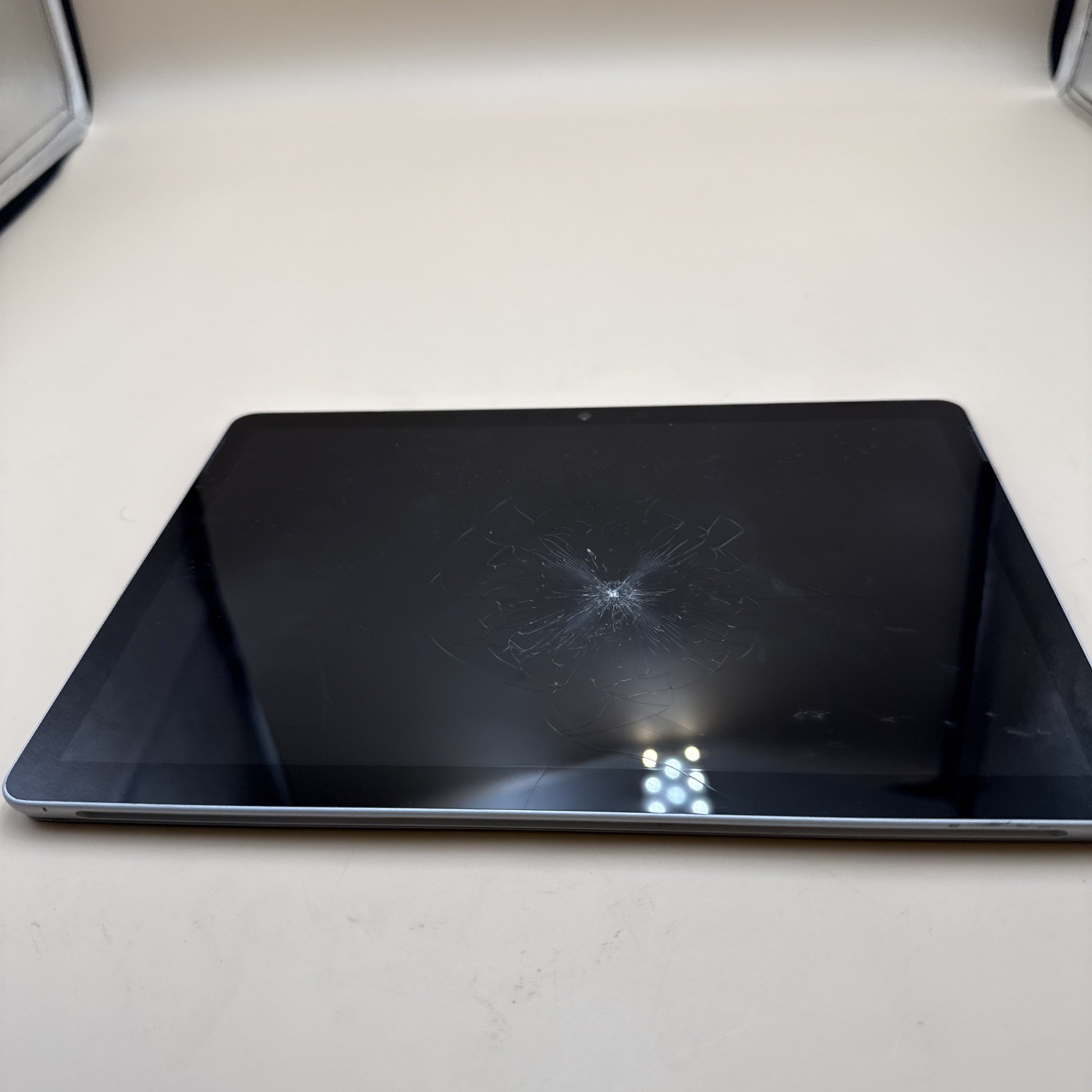 Microsoft 1926 Surface Go 2 10.5″ Pentium 4425Y 1.70Ghz 64GB FOR PARTS