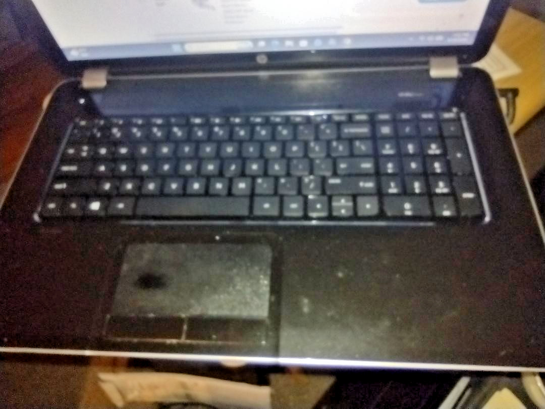 HP Pavilion 17 AMD A8-5550M 2100MHz 6Gb RAM 320GB HDD WIN 11 & AC Works/Looks OK