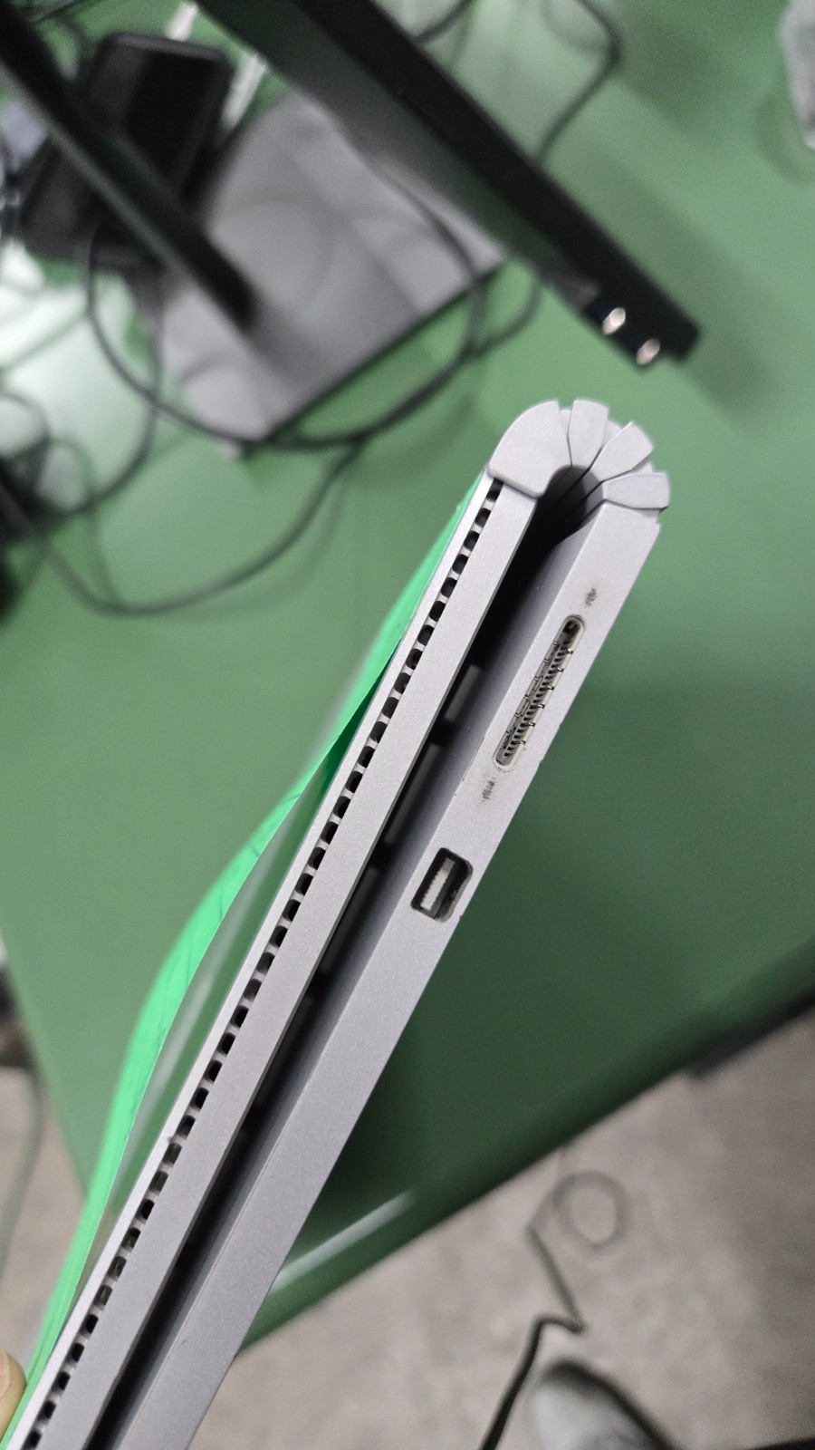 Microsoft Surface Book 13.5″ i5 128 GB SSD 8GB RAM Wins 11 Touch Screen